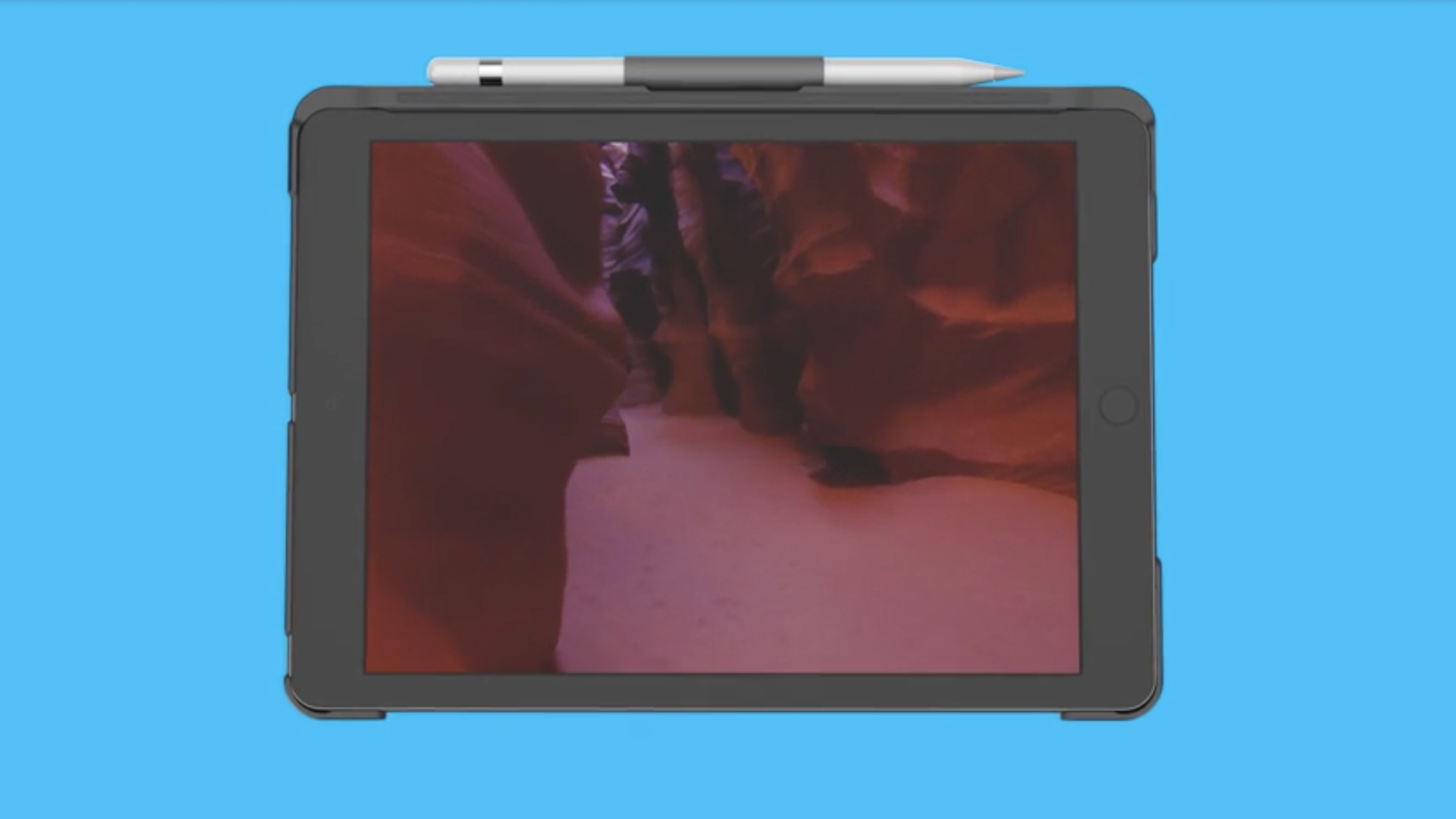Tablet con immagine di canyon sullo schermo, stilo sopra, su sfondo blu.