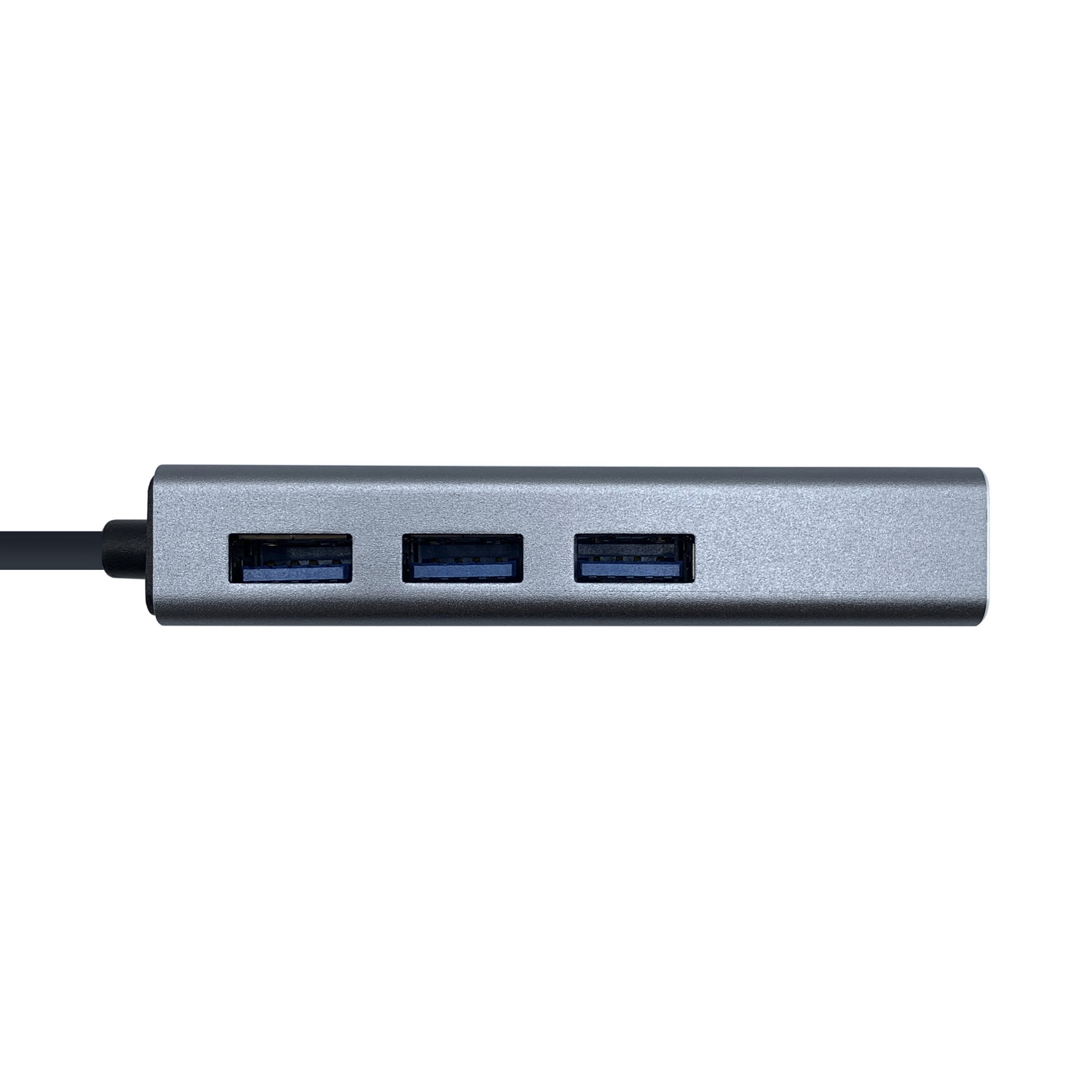 Un concentrador USB plateado con tres puertos se muestra horizontalmente. Un cable negro se extiende hacia la izquierda y el fondo es blanco.
