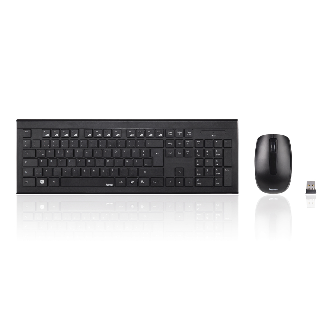 Un teclado, ratón y receptor USB negros sobre una superficie blanca. El teclado y el ratón tienen la marca "hama".