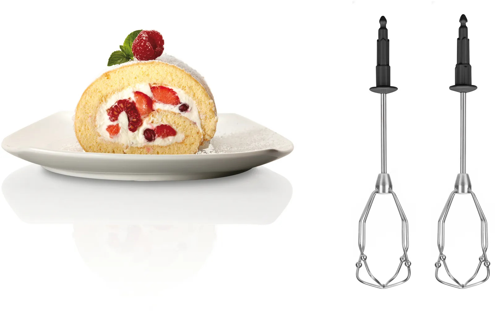 Kawałek rolady z kremem i jagodami, z dwoma trzepaczkami na białym tle.