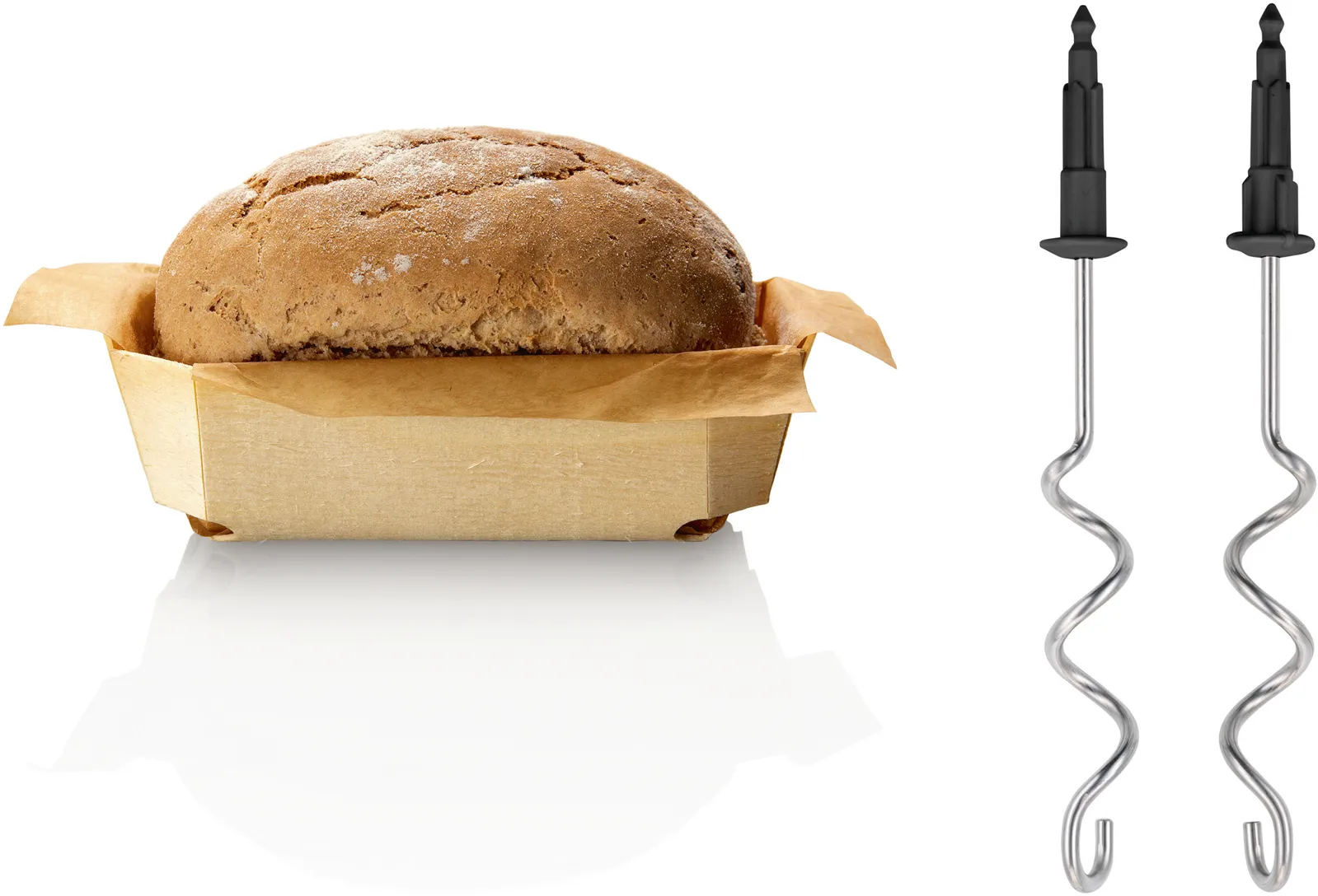 Bochenek chleba w drewnianym pudełku z dwoma przystawkami do miksera na białym tle.