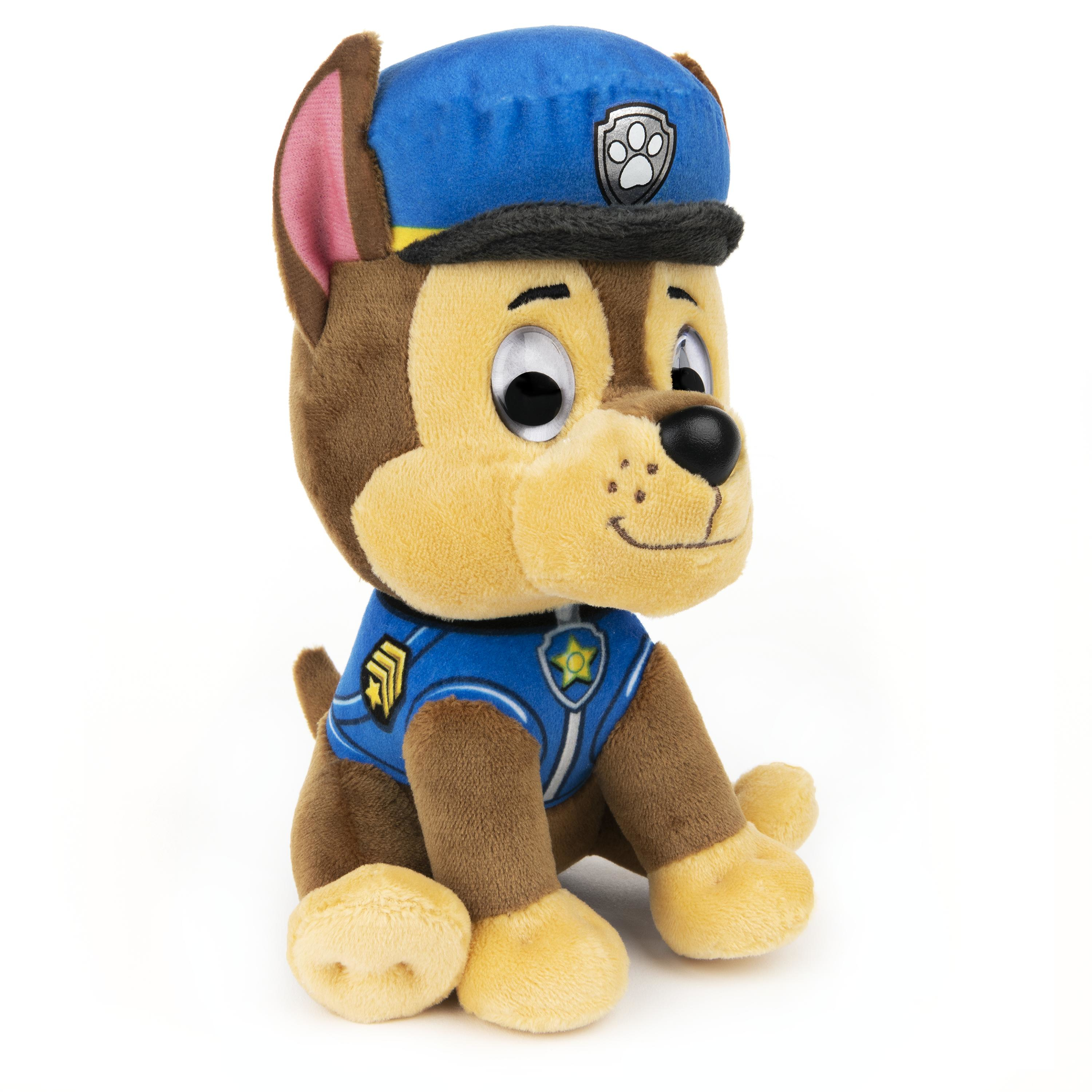 Ein Plüschtier von Chase von Paw Patrol. Er ist braun, mit blauer Mütze und Uniform. Der Hintergrund ist weiß.