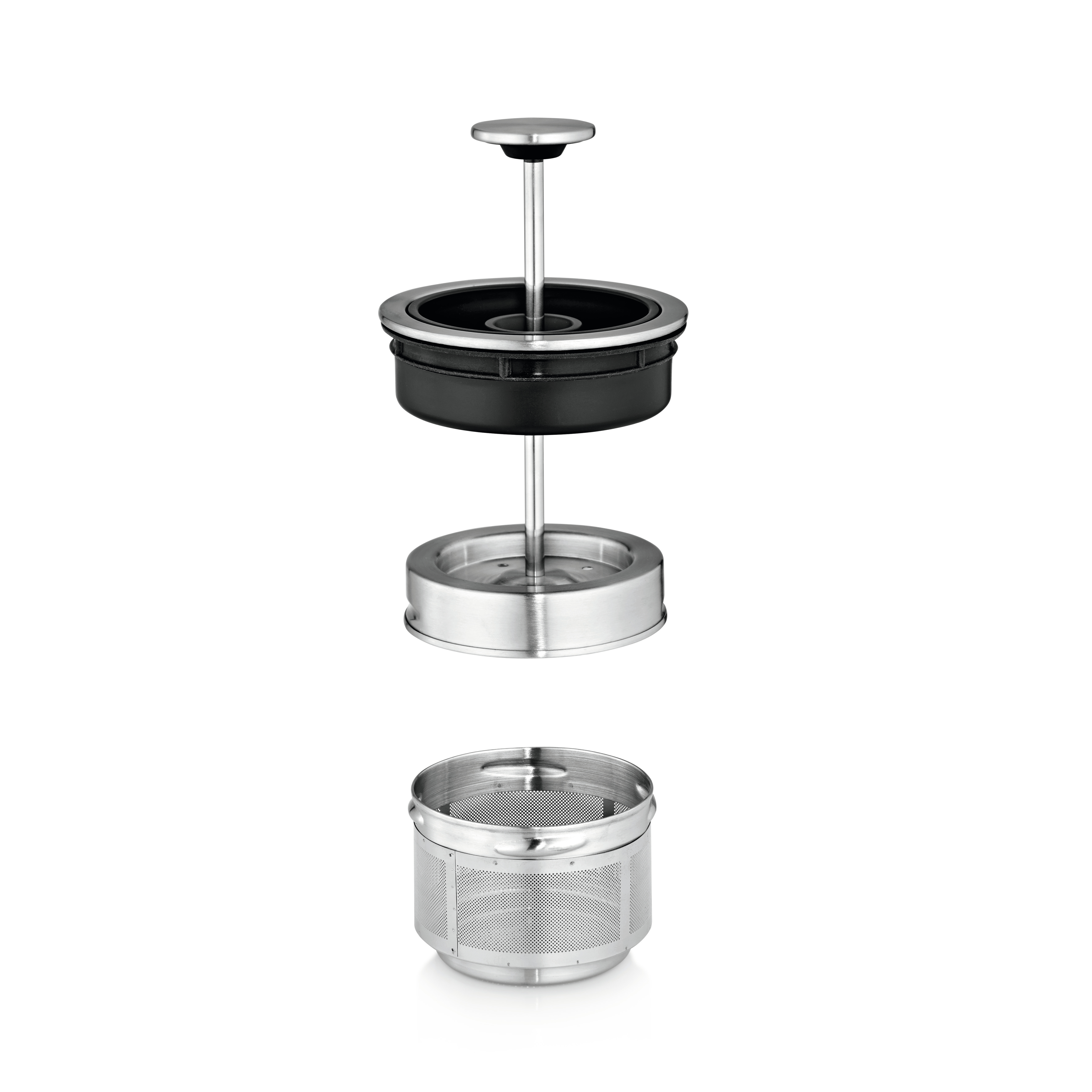 French press smontata, componenti in acciaio inox: coperchio, stantuffo, filtro e cilindro a rete, su sfondo bianco.
