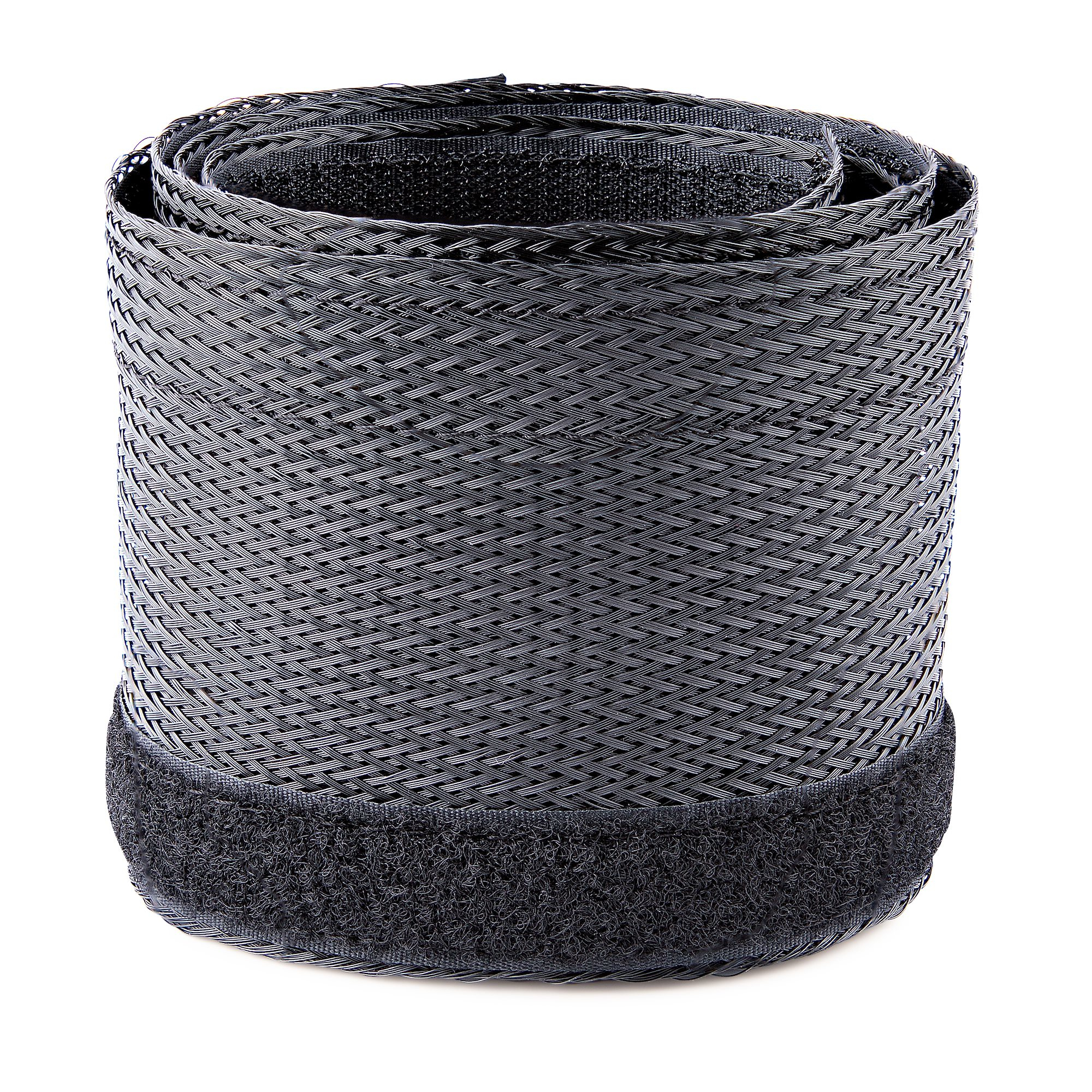 Una funda de cable cilíndrica enrollada con apariencia metálica tejida. Tiene una banda de velcro negra en la parte inferior.