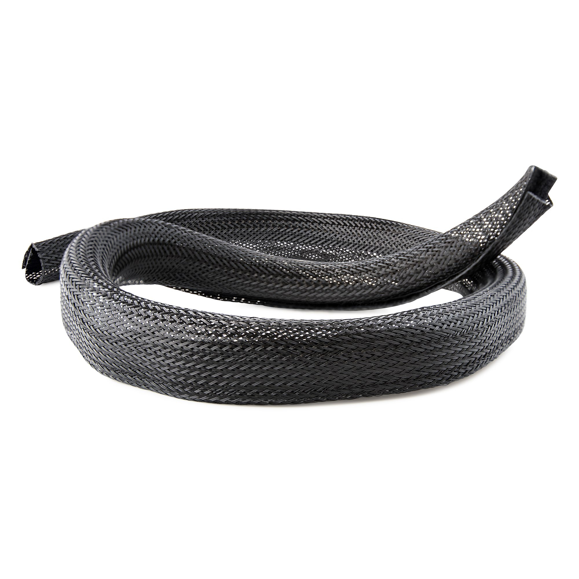Una funda de cable negro trenzado en espiral sobre una superficie blanca. La funda es de un material similar a una malla.