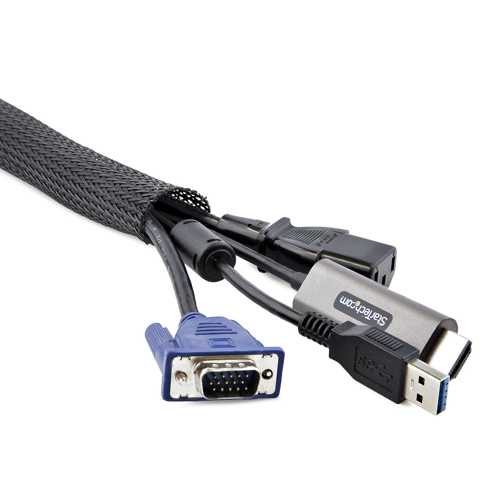 Cables emergen de una funda trenzada negra, incluyendo VGA, USB y HDMI, sobre un fondo blanco.