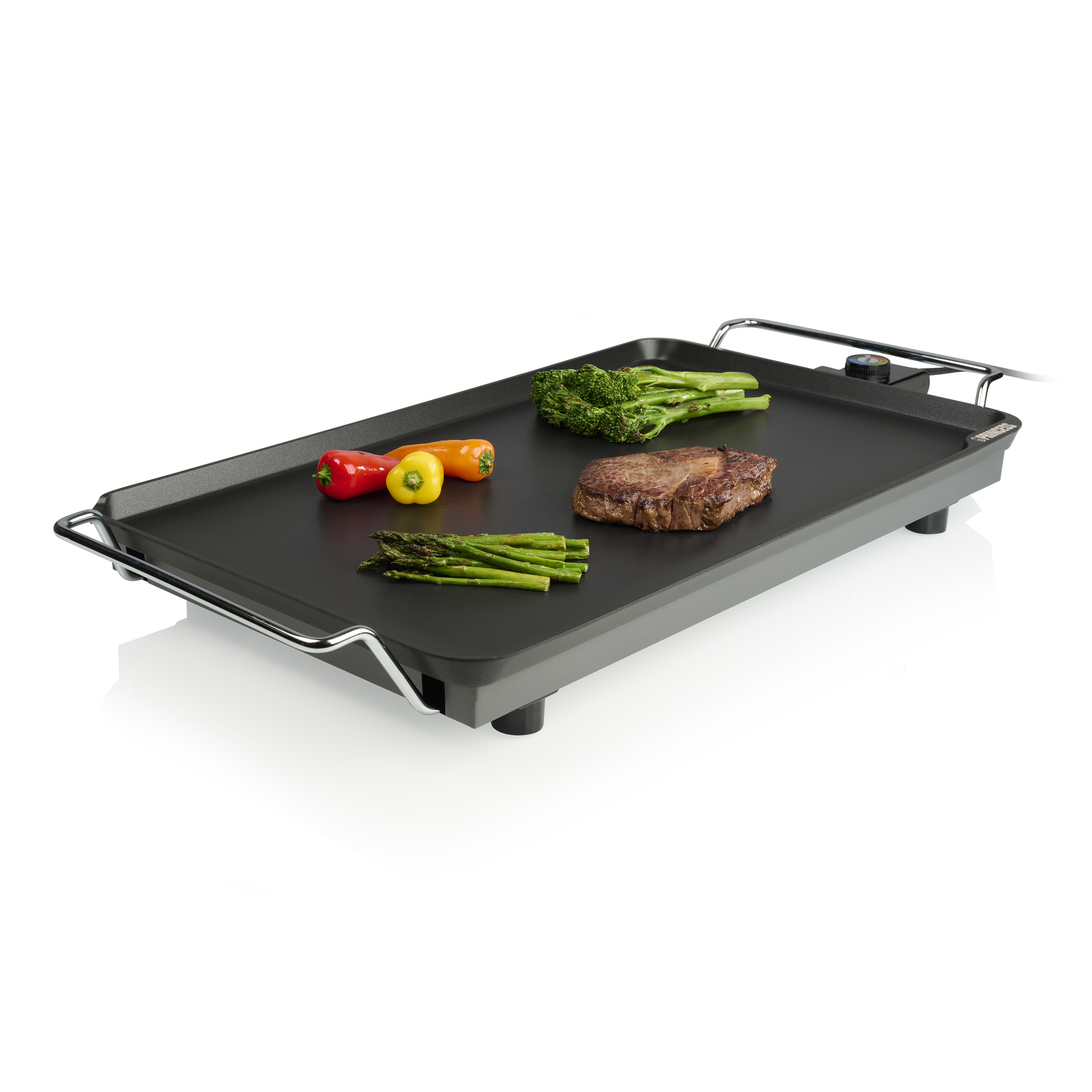 Elektrischer Grill mit Essen: Steak, Brokkoli, Spargel und Paprika. Weißer Hintergrund.
