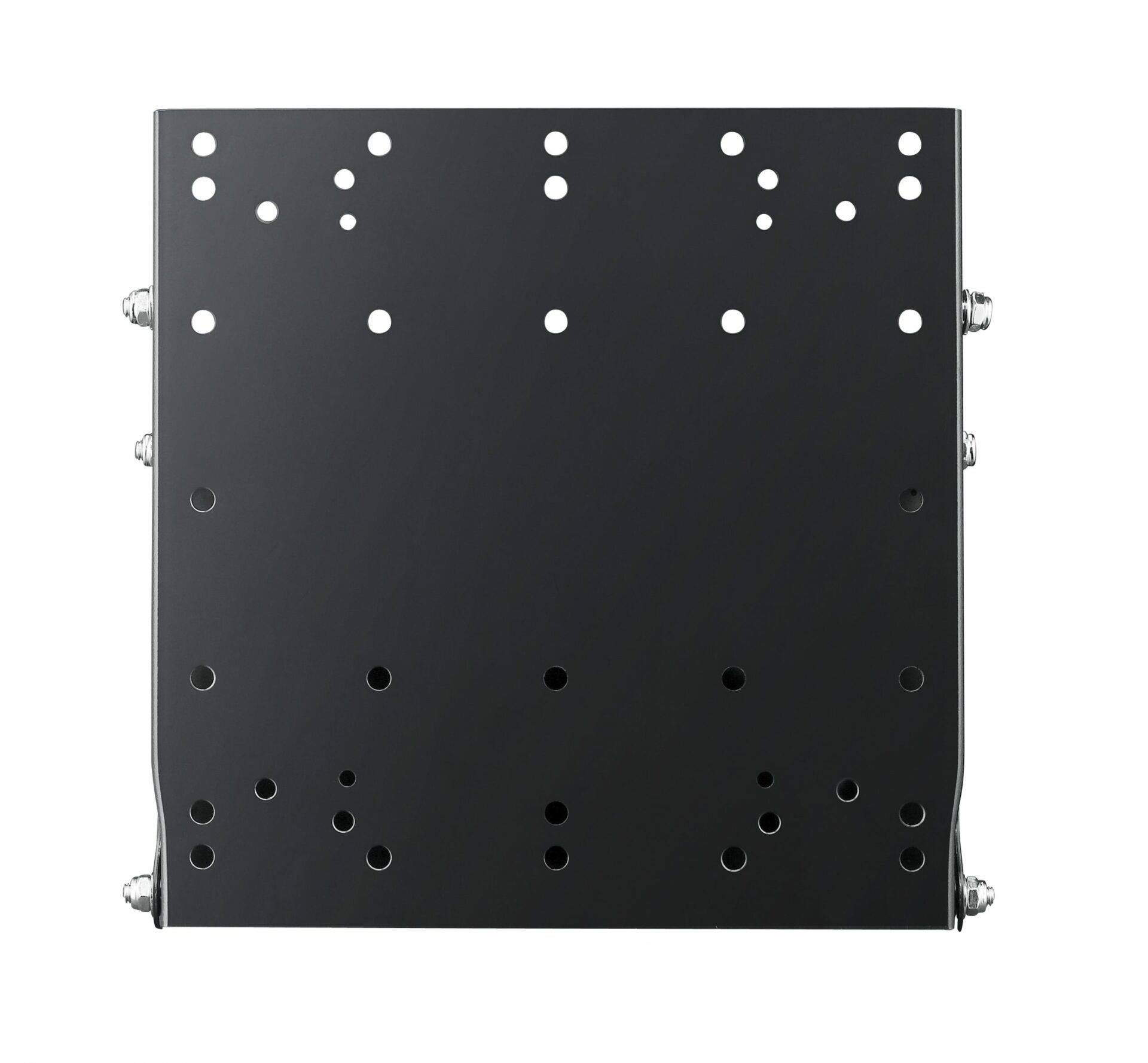 Eine schwarze Metall-Montagehalterung mit mehreren Löchern und Schrauben zur Befestigung, isoliert auf weißem Hintergrund.