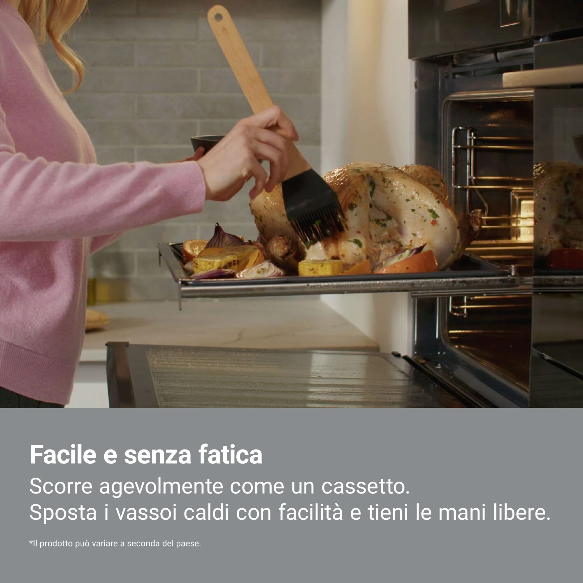 Una mujer barniza un pavo asado en un horno. Hay verduras en la bandeja. La puerta del horno está abierta.