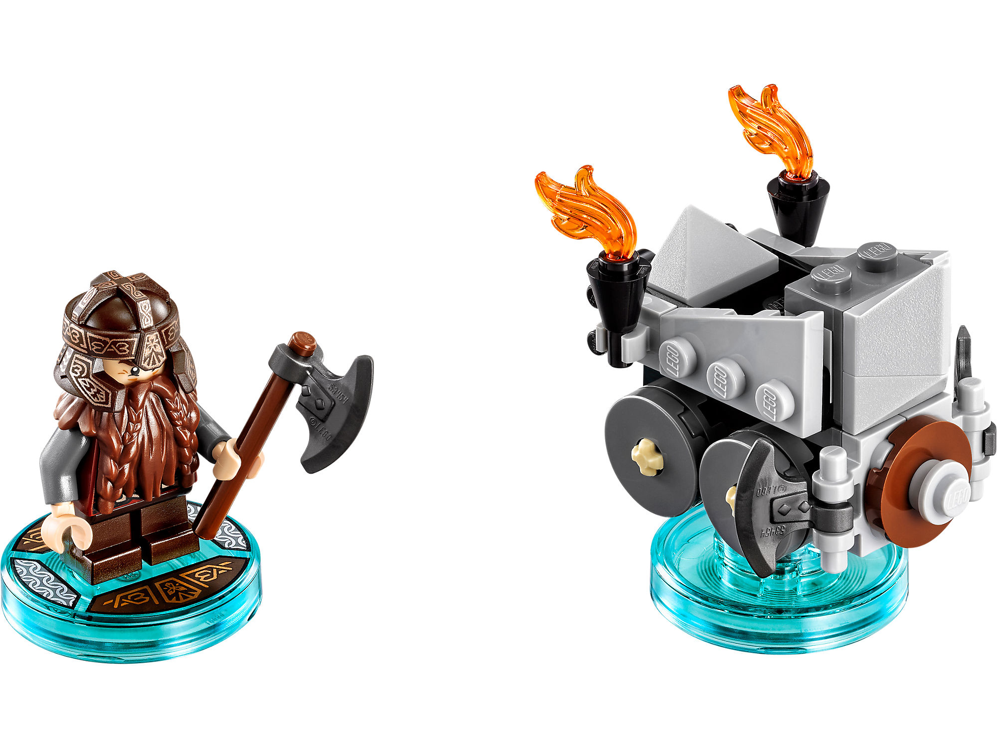 Eine Lego-Figur mit Axt, Helm und Wagen mit Fackeln. Die Figur steht auf einer blauen Basis. Der Wagen hat Räder und graue Blöcke.