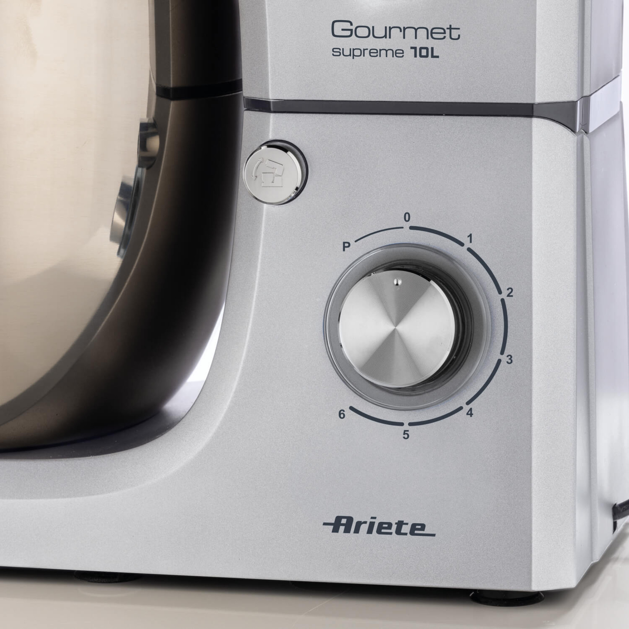 Robot da cucina argentato con quadrante da 0 a 6 e logo Ariete. C'è scritto Gourmet supreme 10L.