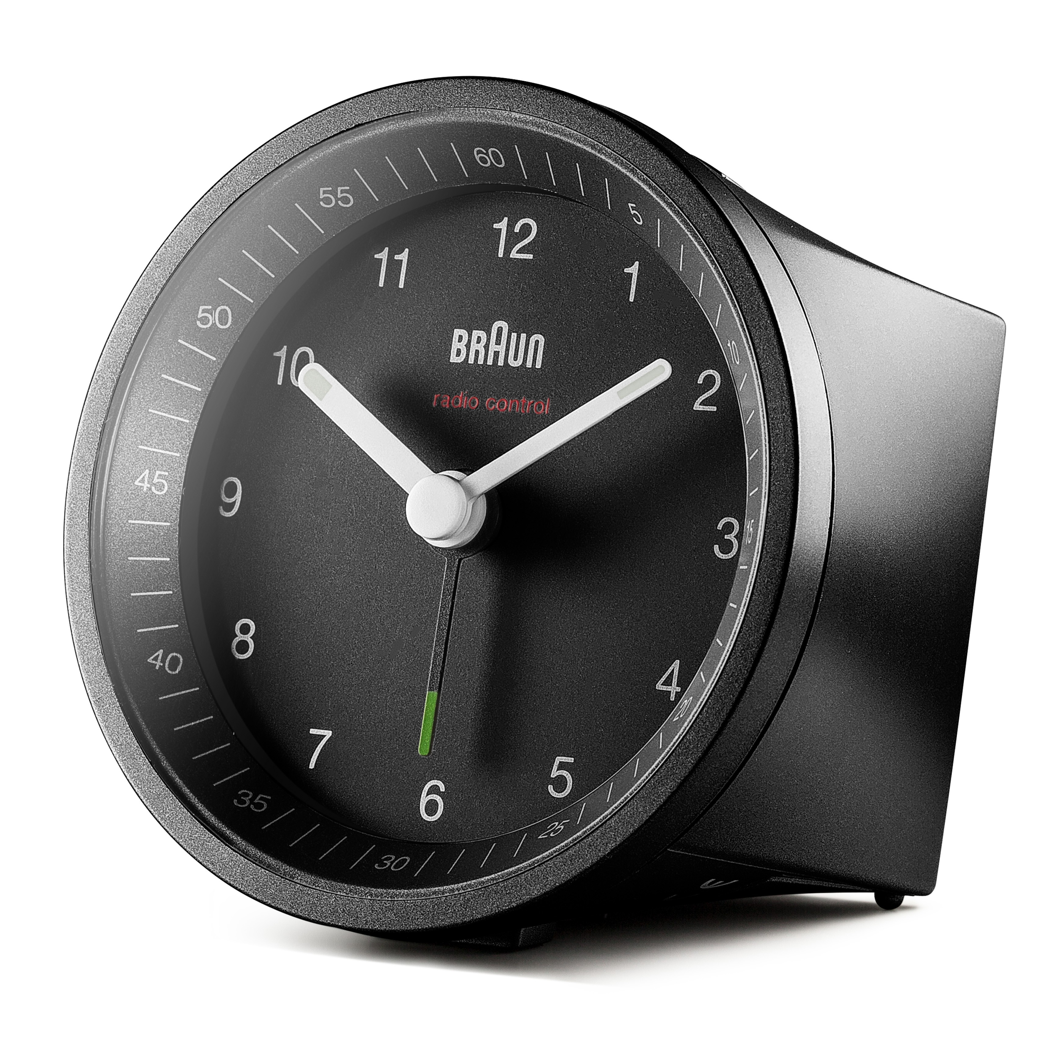 Un réveil Braun noir à radio-pilotage. Aiguilles blanches, indicateur vert et chiffres blancs sur fond sombre.