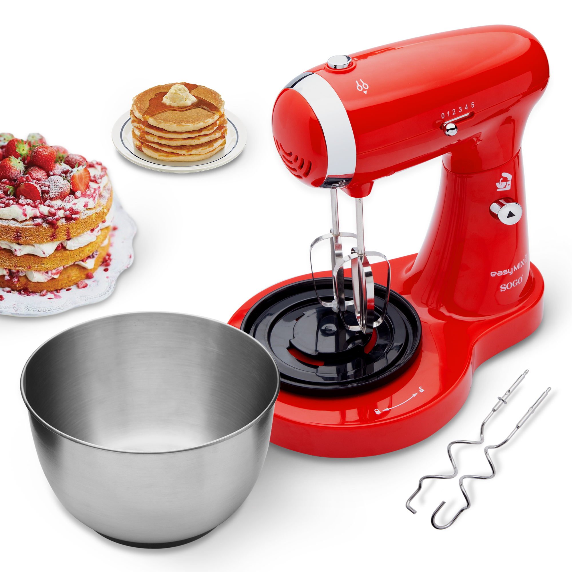 Se muestra una batidora de pie roja con accesorios, un cuenco de acero inoxidable, panqueques y una tarta de fresas.