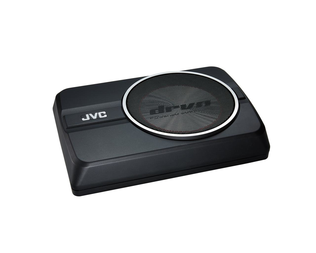Un subwoofer JVC negro con una cubierta de malla para el altavoz y ribetes plateados. El logotipo de JVC es visible en el frente.