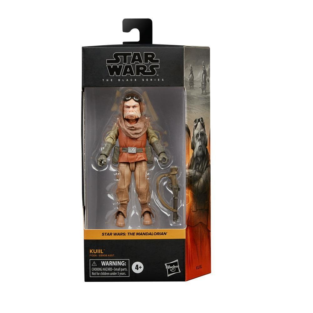 Eine Star Wars-Actionfigur von Kuiil in einer Box. Die Figur ist braun und hat einen Kopfwickel. Die Box hat das Star Wars-Logo.