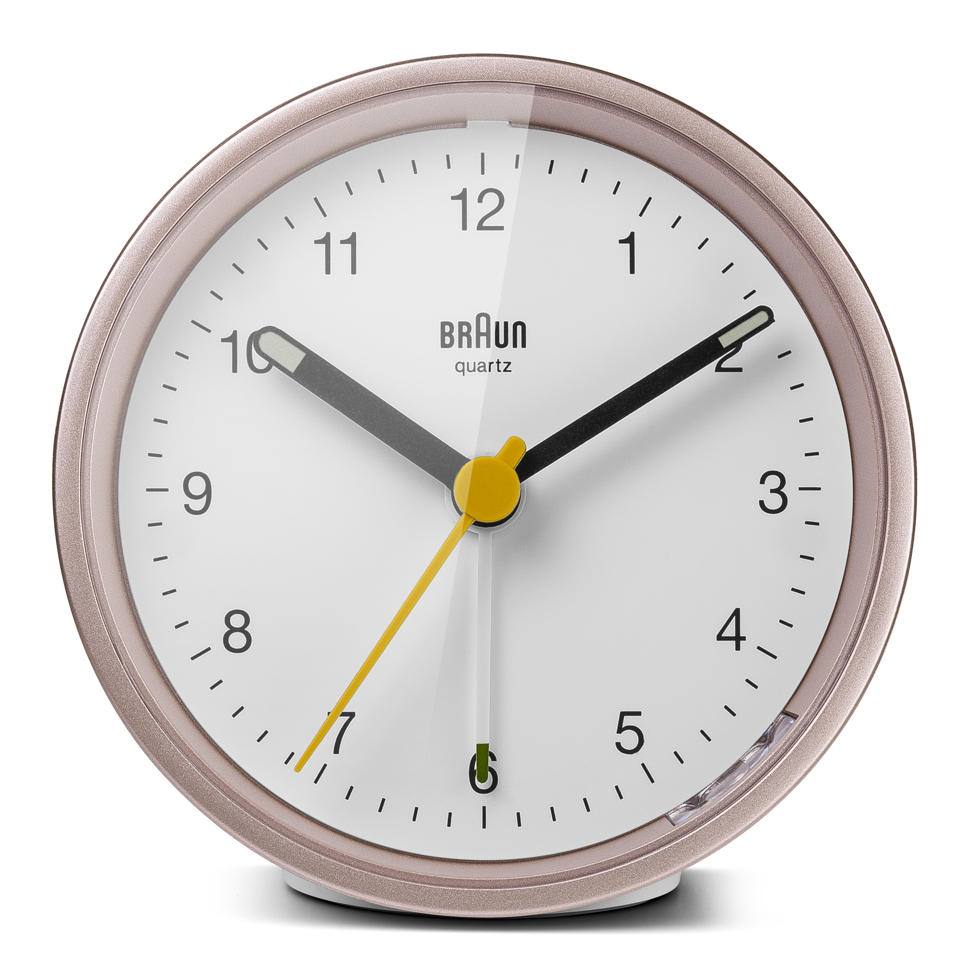 Un réveil à quartz Braun rond. Il a un cadran blanc, des aiguilles noires et une trotteuse jaune.