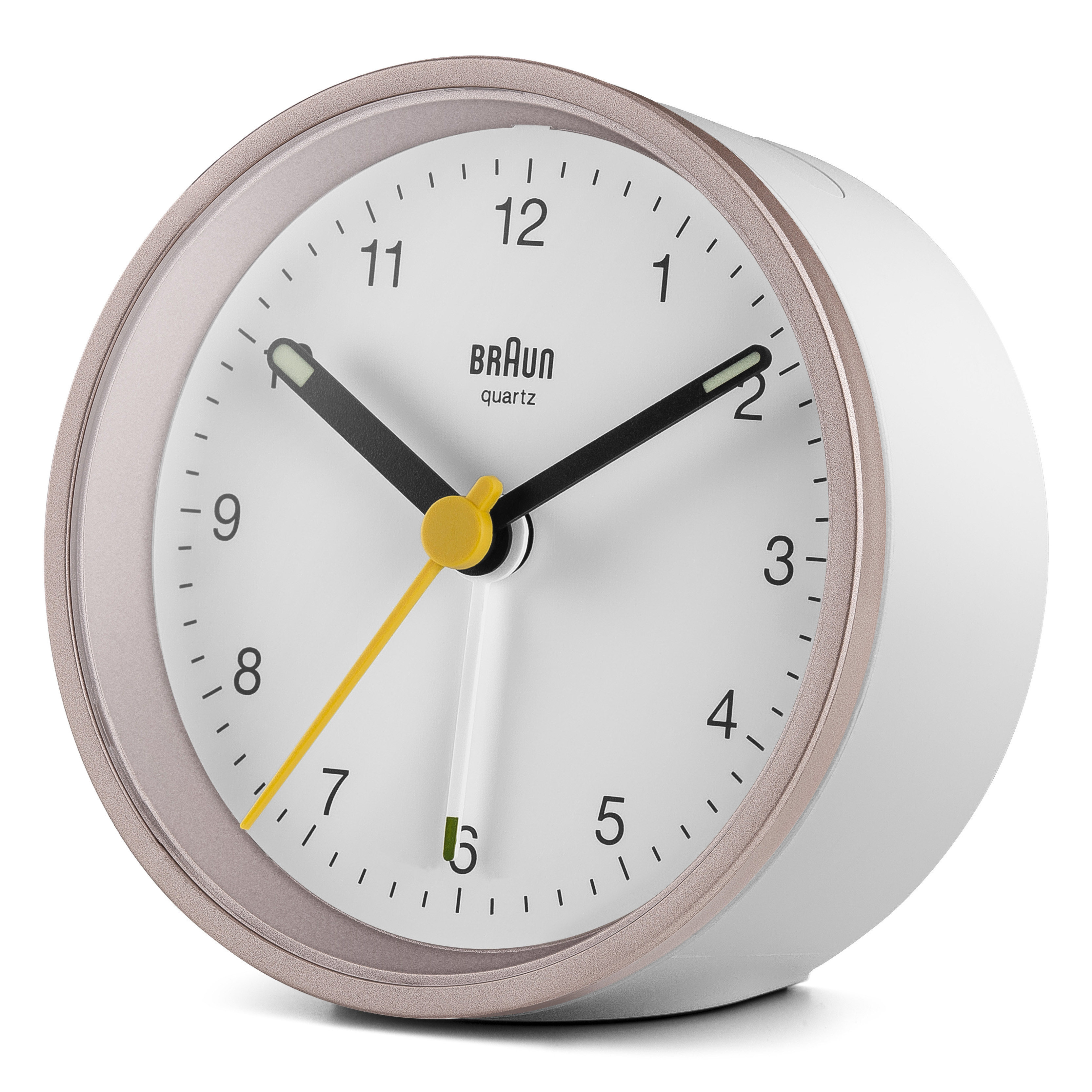 Un réveil Braun quartz blanc avec un cadre argenté, des aiguilles noires et une trotteuse jaune.