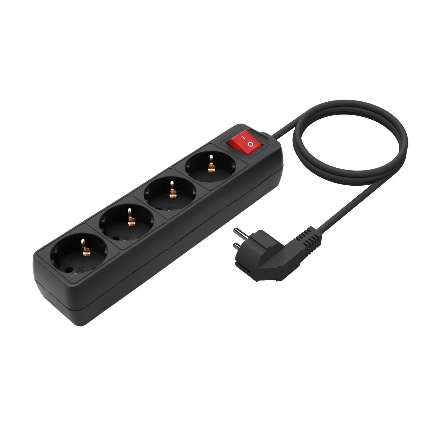 Una regleta negra con tres enchufes, un interruptor rojo y un cable negro enrollado sobre fondo blanco.
