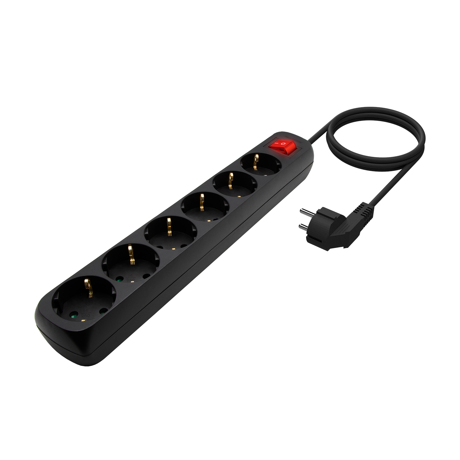 Una regleta negra con seis enchufes, un interruptor rojo y un cable negro con enchufe sobre fondo blanco.