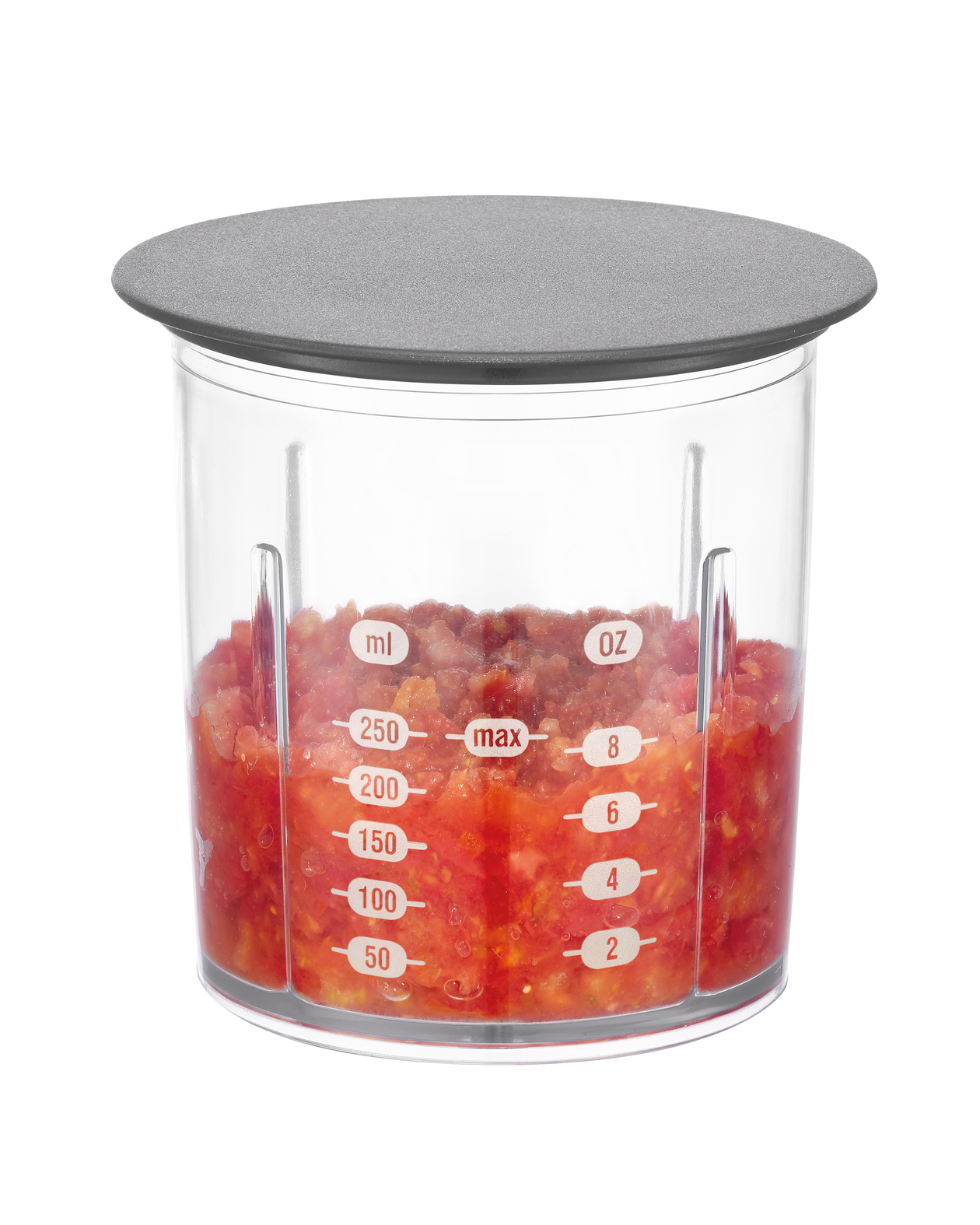 Un recipiente transparente con tomates picados dentro, una tapa gris encima y marcas de medición.