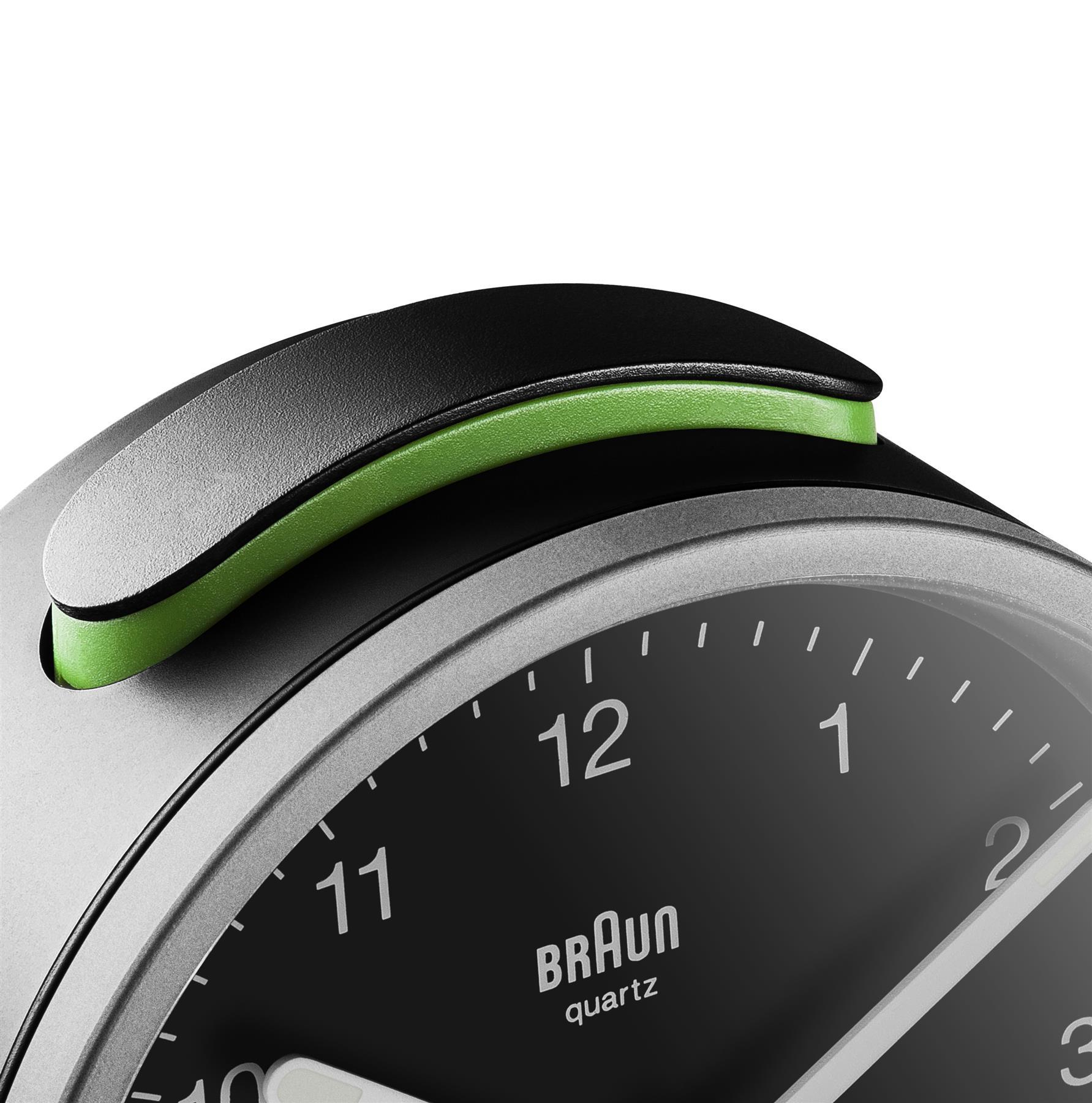 Nahaufnahme einer schwarzen Braun-Uhr. Das Zifferblatt ist schwarz mit weißen Zahlen. Oben gibt es einen grünen Akzent.