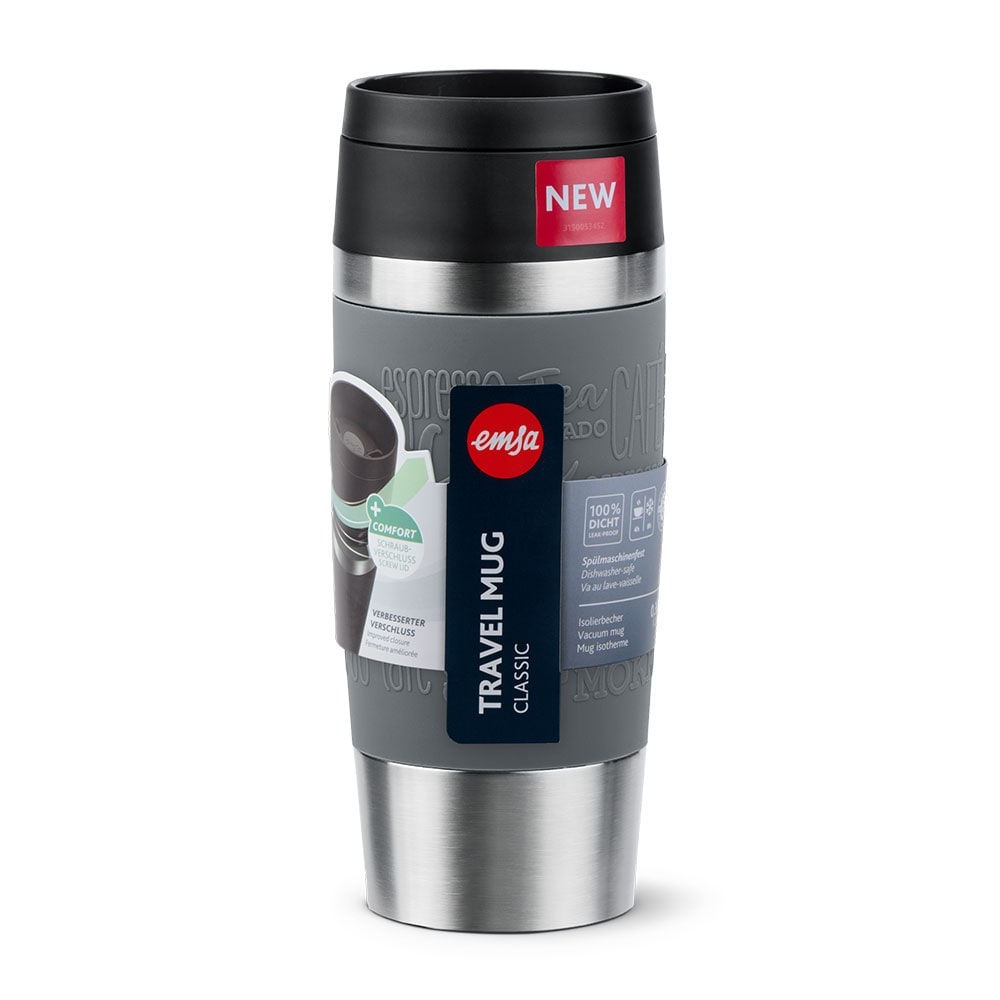 Ein grauer und silberner Emsa Travel Mug. Er hat einen schwarzen Deckel, einen roten 'NEU'-Aufkleber und Text mit 'TRAVEL MUG'.