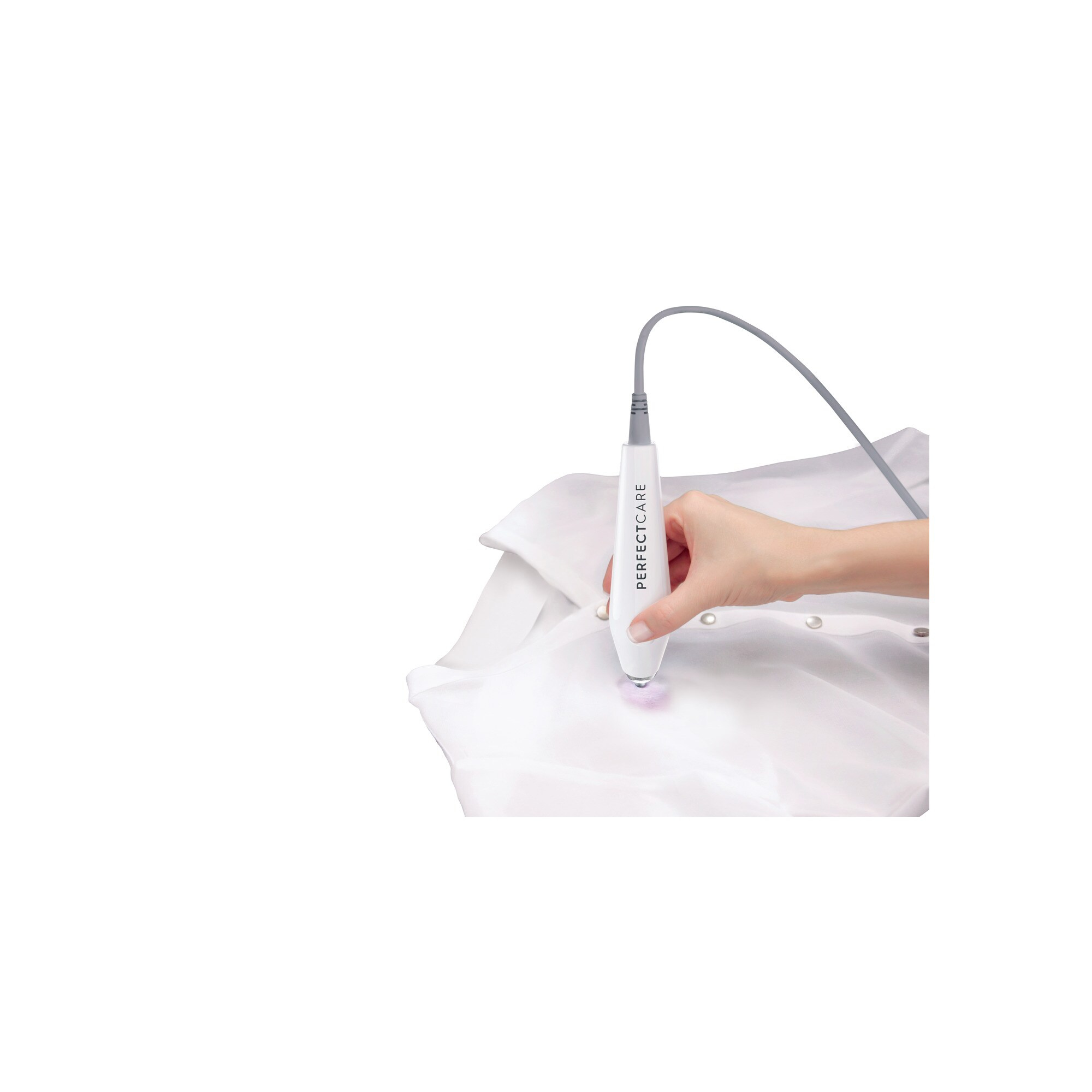 Ręka trzyma urządzenie Perfect Care nad białą koszulą, usuwając plamę. Urządzenie ma szary kabel.