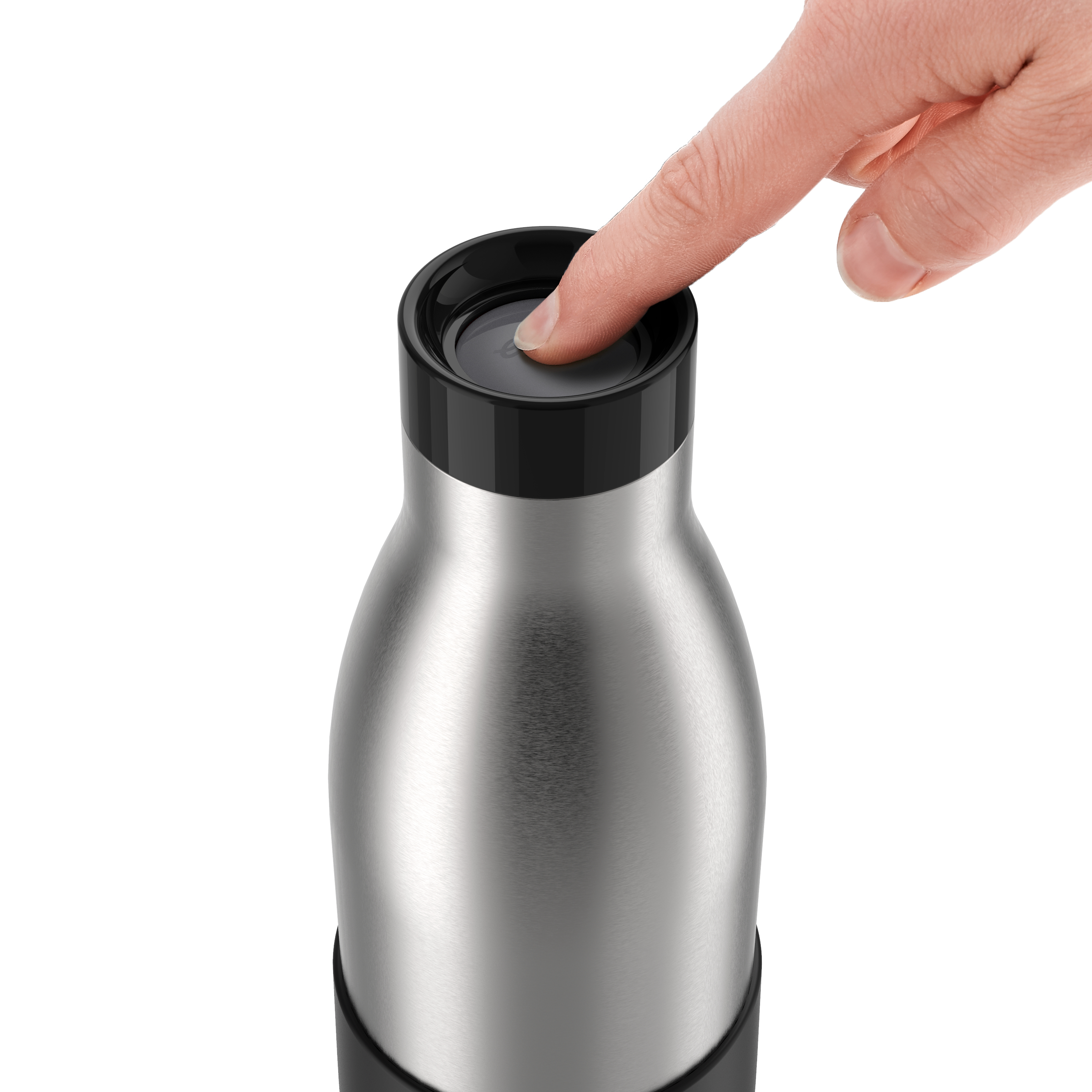 Ein Finger drückt auf einen Knopf einer silbernen Wasserflasche mit schwarzem Rand, vor weißem Hintergrund.