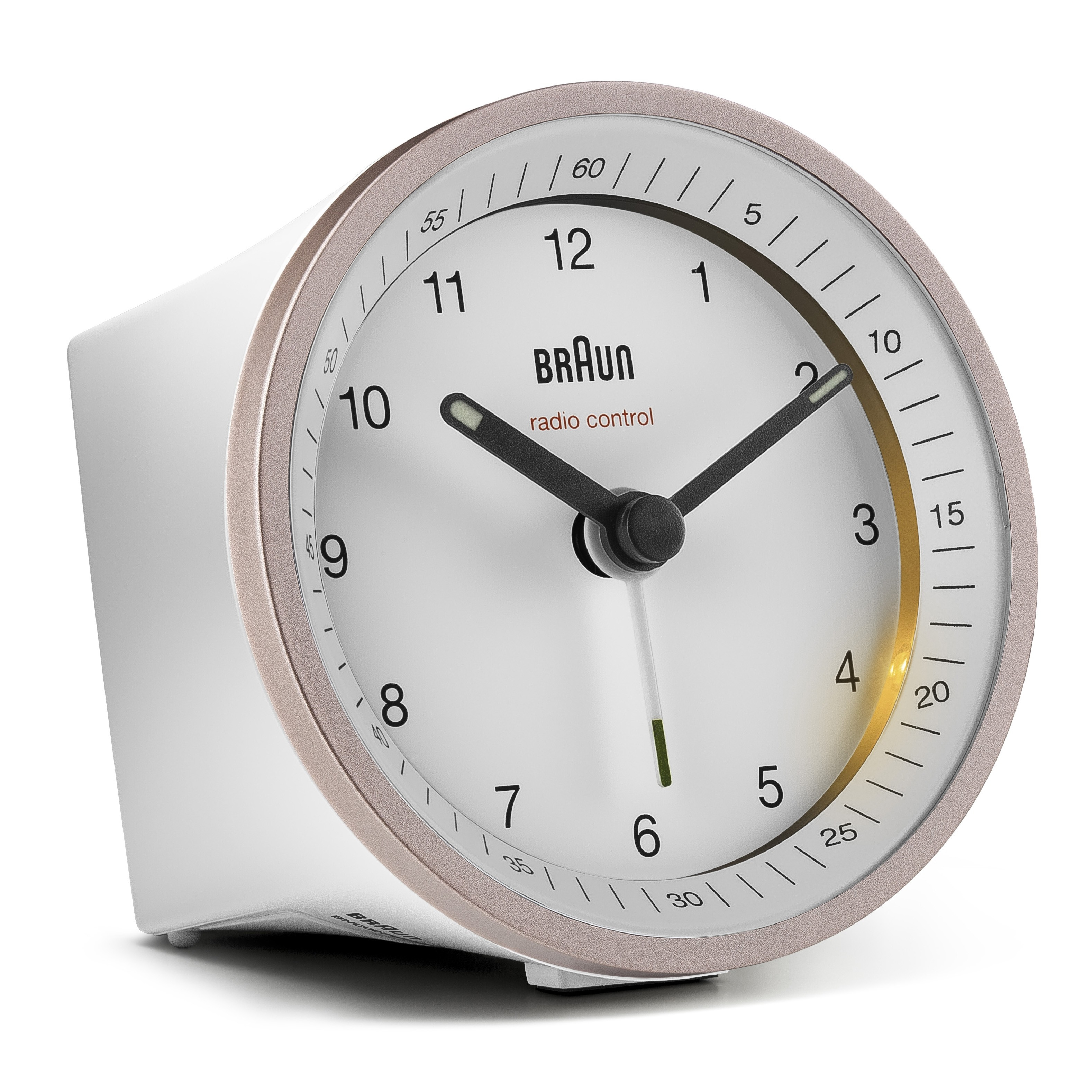 Un réveil radio-piloté Braun blanc. Il a une lunette marron clair et des aiguilles noires. L'heure est environ 2h10.