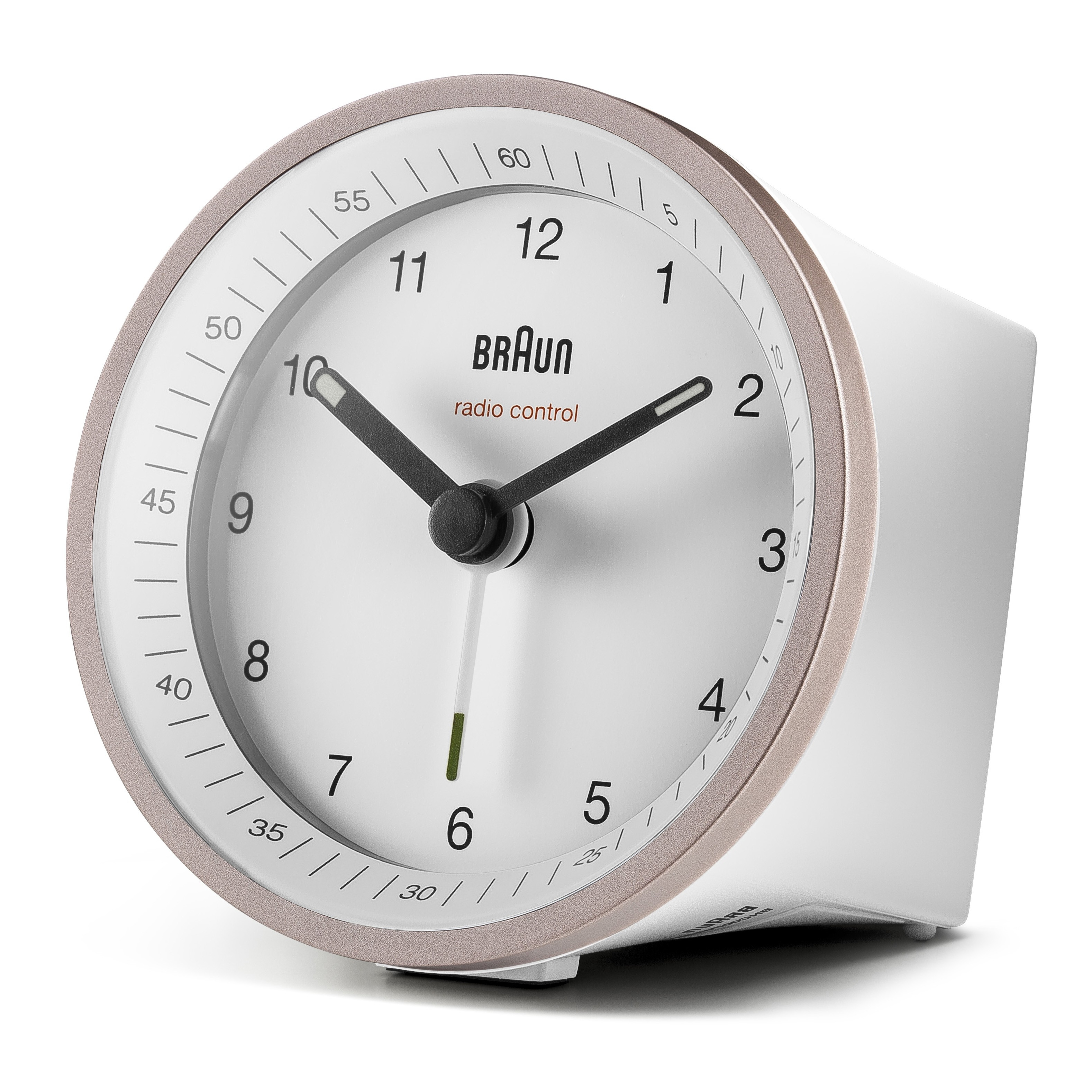 Un réveil Braun radio commandé blanc et doré. Le cadran a des aiguilles et des chiffres noirs, réglé à environ 10h10.