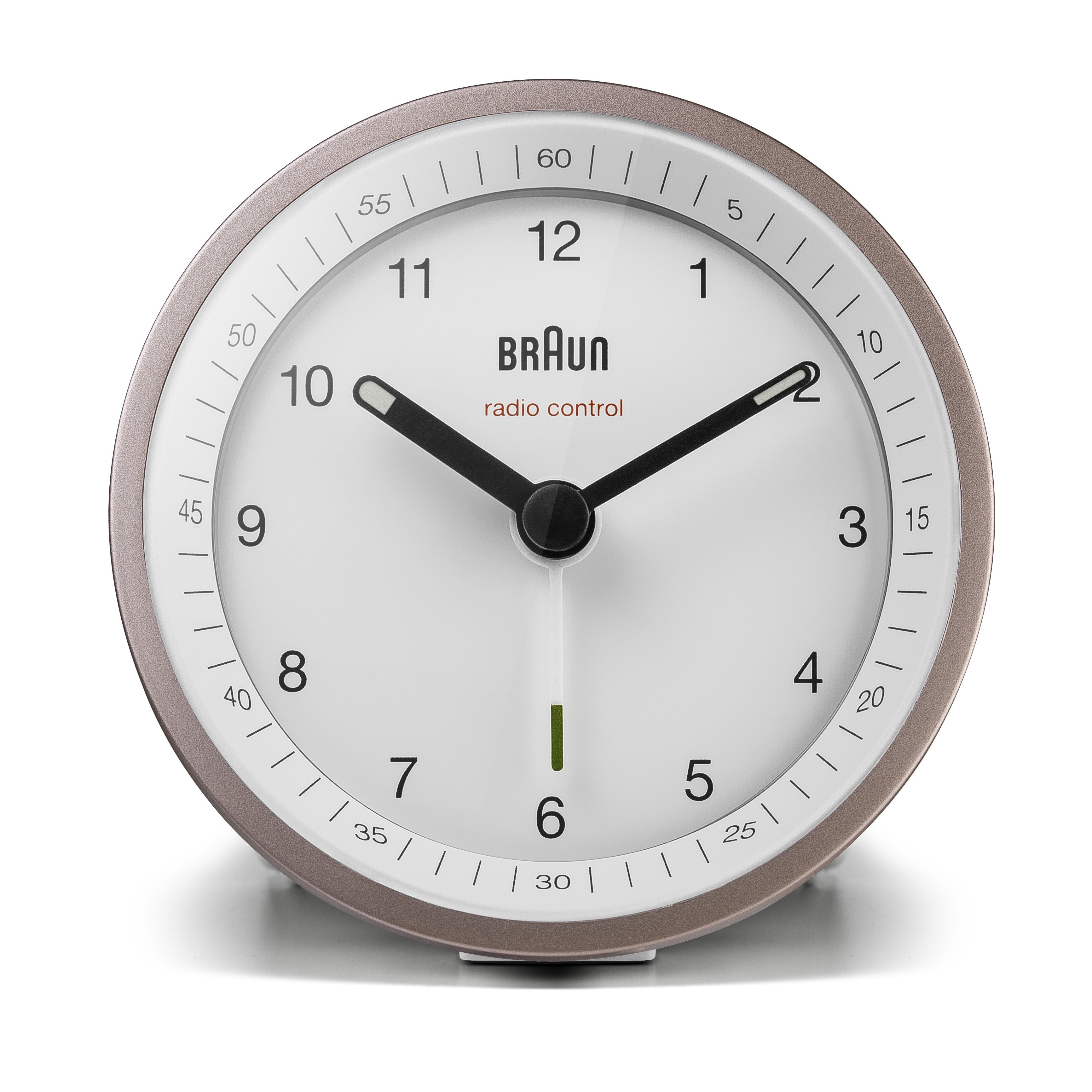 Une horloge Braun ronde avec un cadran blanc, des aiguilles noires et un cadre marron. L'heure est environ 10h10.