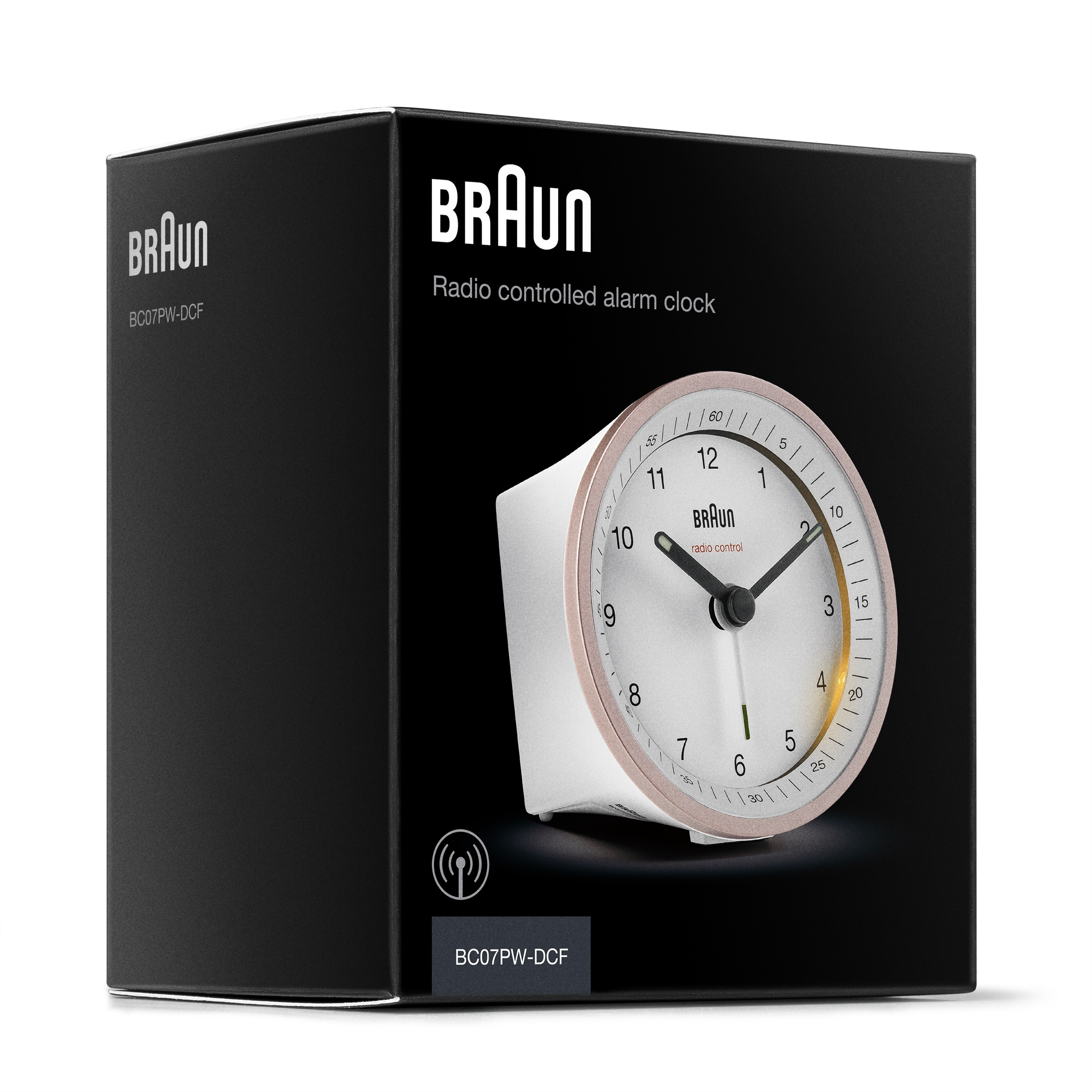 Un radio-réveil Braun dans sa boîte noire. Le cadran est blanc et les aiguilles indiquent 3 heures.