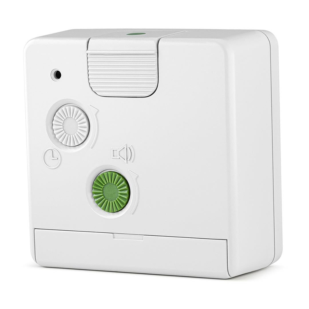 Un dispositivo quadrato bianco con un pulsante verde, un quadrante e un simbolo di altoparlante. Ha un meccanismo scorrevole e un cassetto.