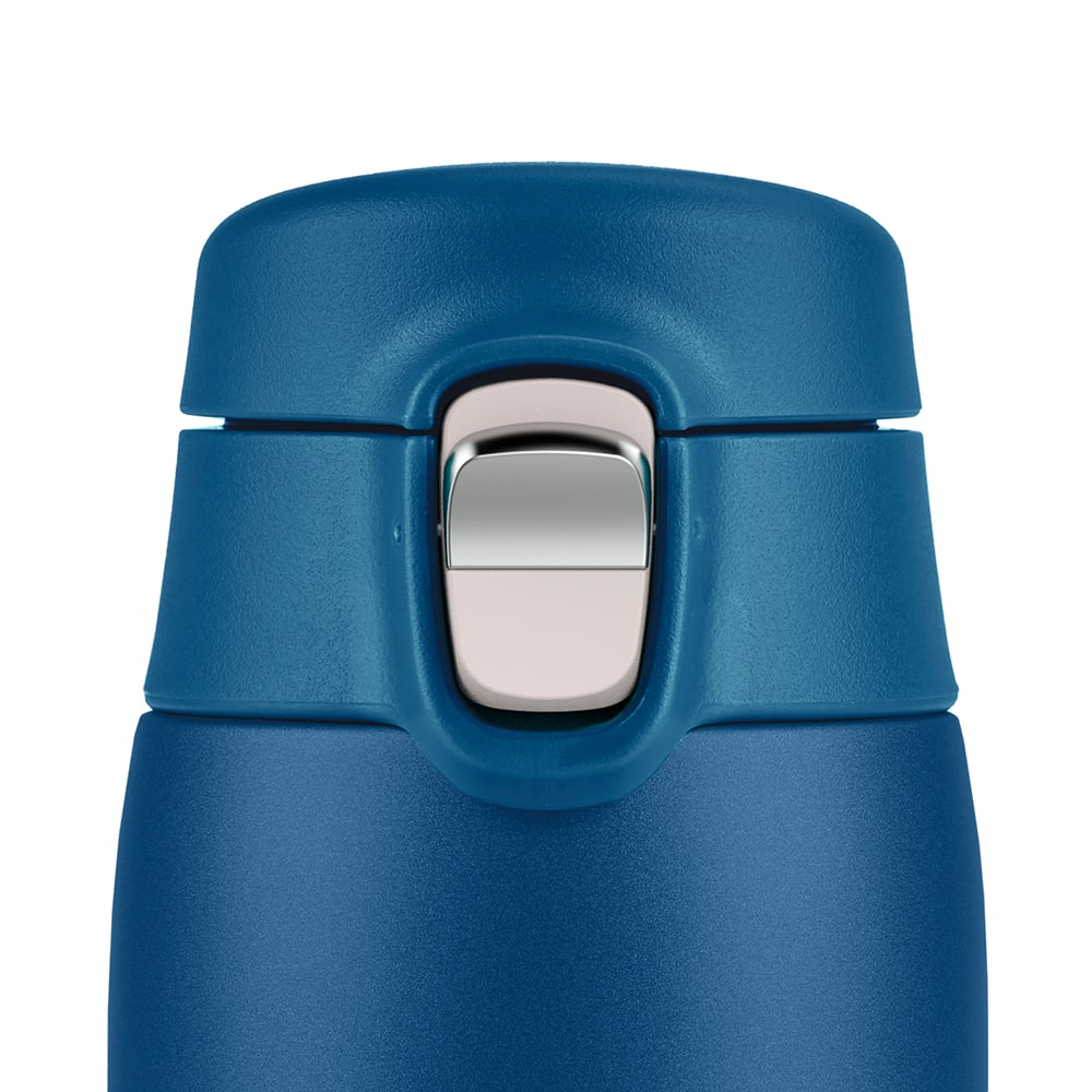 Nahaufnahme eines blauen Thermosdeckels mit silbernem Knopf. Der Deckel ist teilweise geöffnet.
