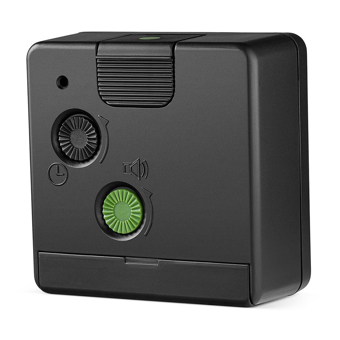Un appareil noir avec plusieurs boutons, dont un bouton vert, une icône de haut-parleur et un cadran. Il possède un composant coulissant.