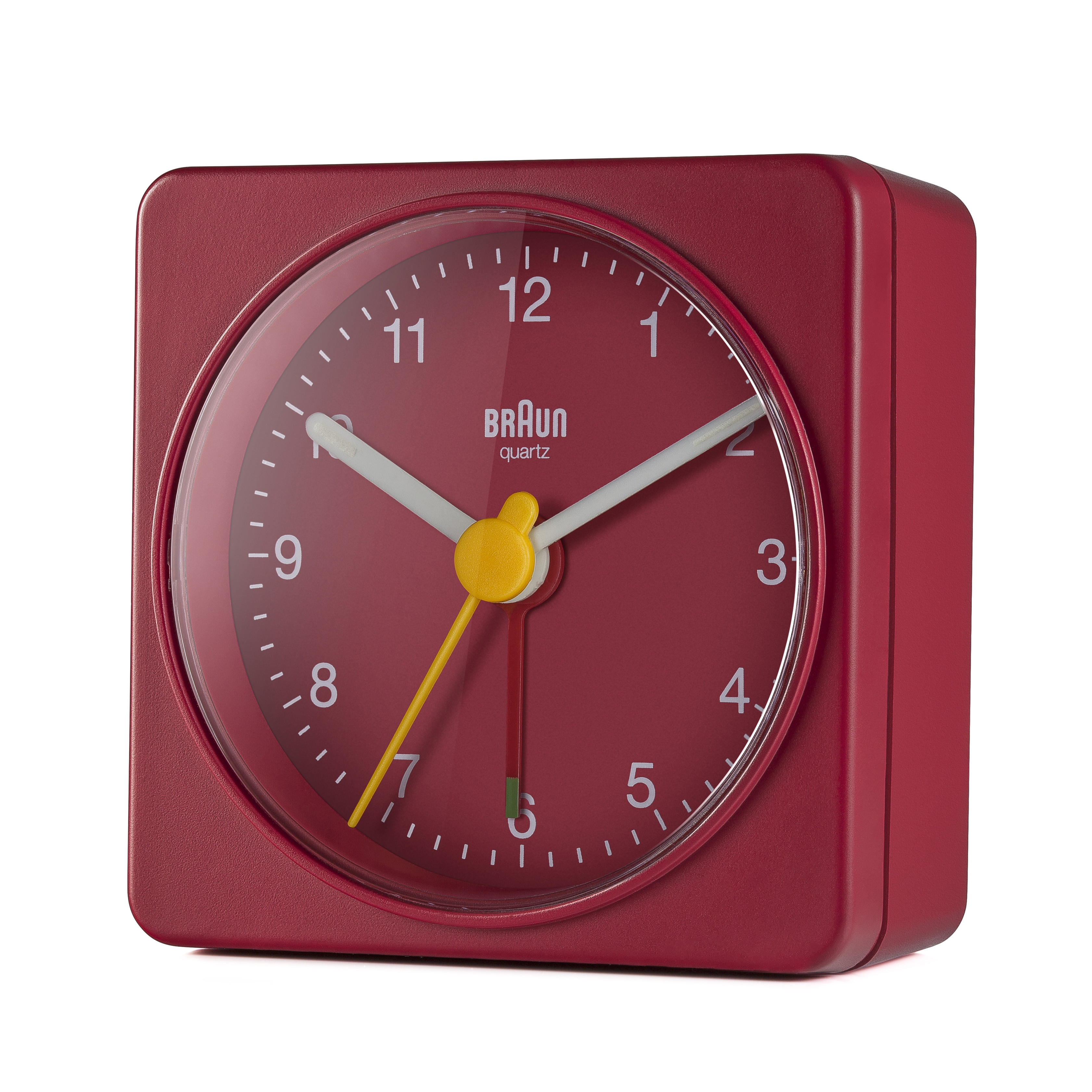 Un réveil rouge Braun Quartz. Il a un cadran rouge avec des chiffres et des aiguilles blancs. Aiguille jaune.