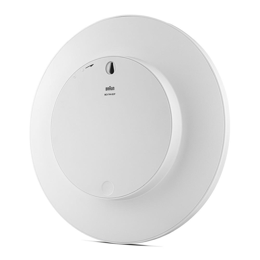 Eine weiße Braun BC17W-DCF Uhr, kreisförmig mit einer kleineren, erhöhten zentralen Scheibe. Das Braun-Logo und die Modellnummer sind sichtbar.