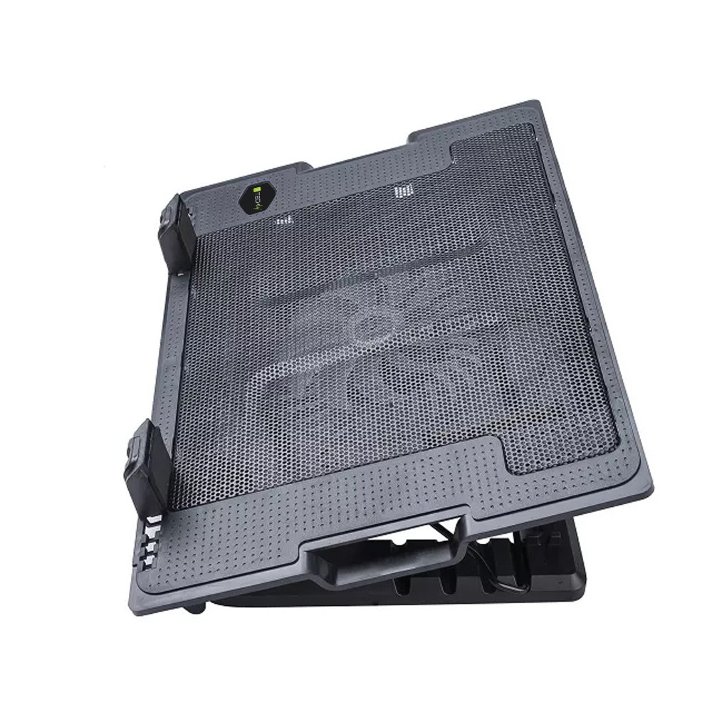 Ein schwarzes Laptop-Kühlpad mit einem Mesh-Oberteil und einem Ständer. Das Pad befindet sich auf weißem Hintergrund, nach oben abgewinkelt.