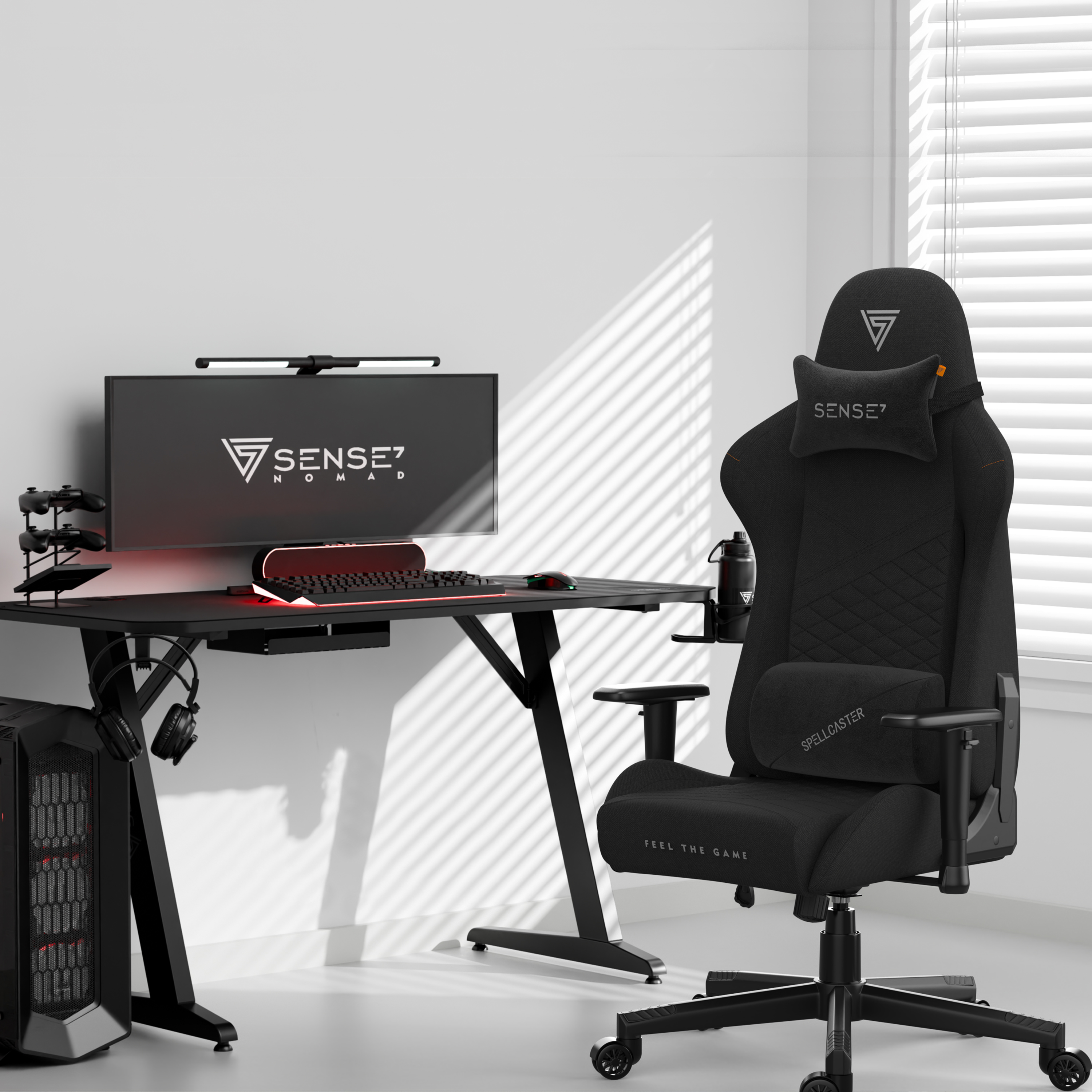 Gamingopstelling met zwart bureau, stoel, monitor en pc. Raam met jaloezieën op de achtergrond.