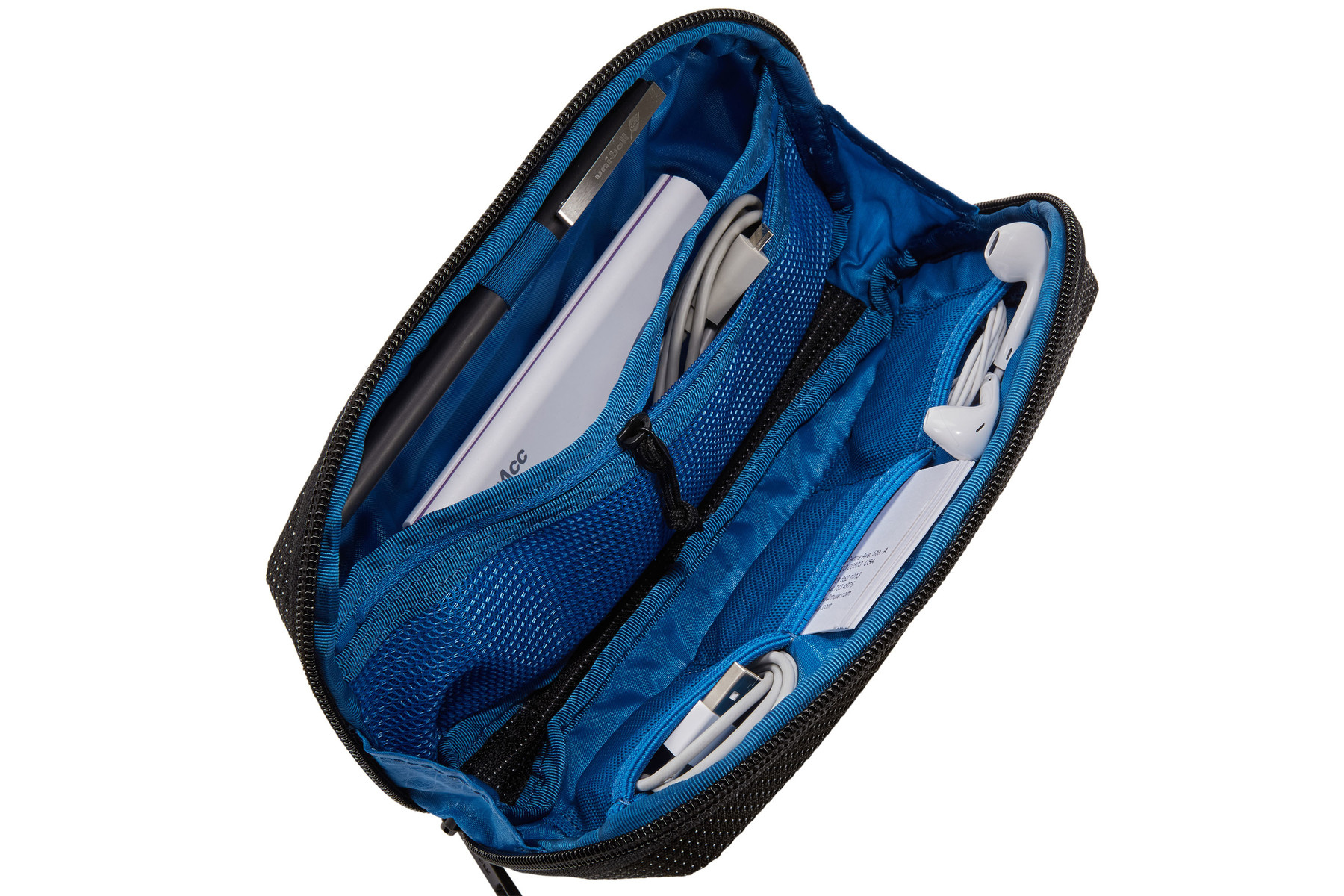 Offener schwarzer Tech-Organizer mit blauem Innenraum. Enthält Stift, Ladegerät, Ohrhörer und anderes Zubehör.