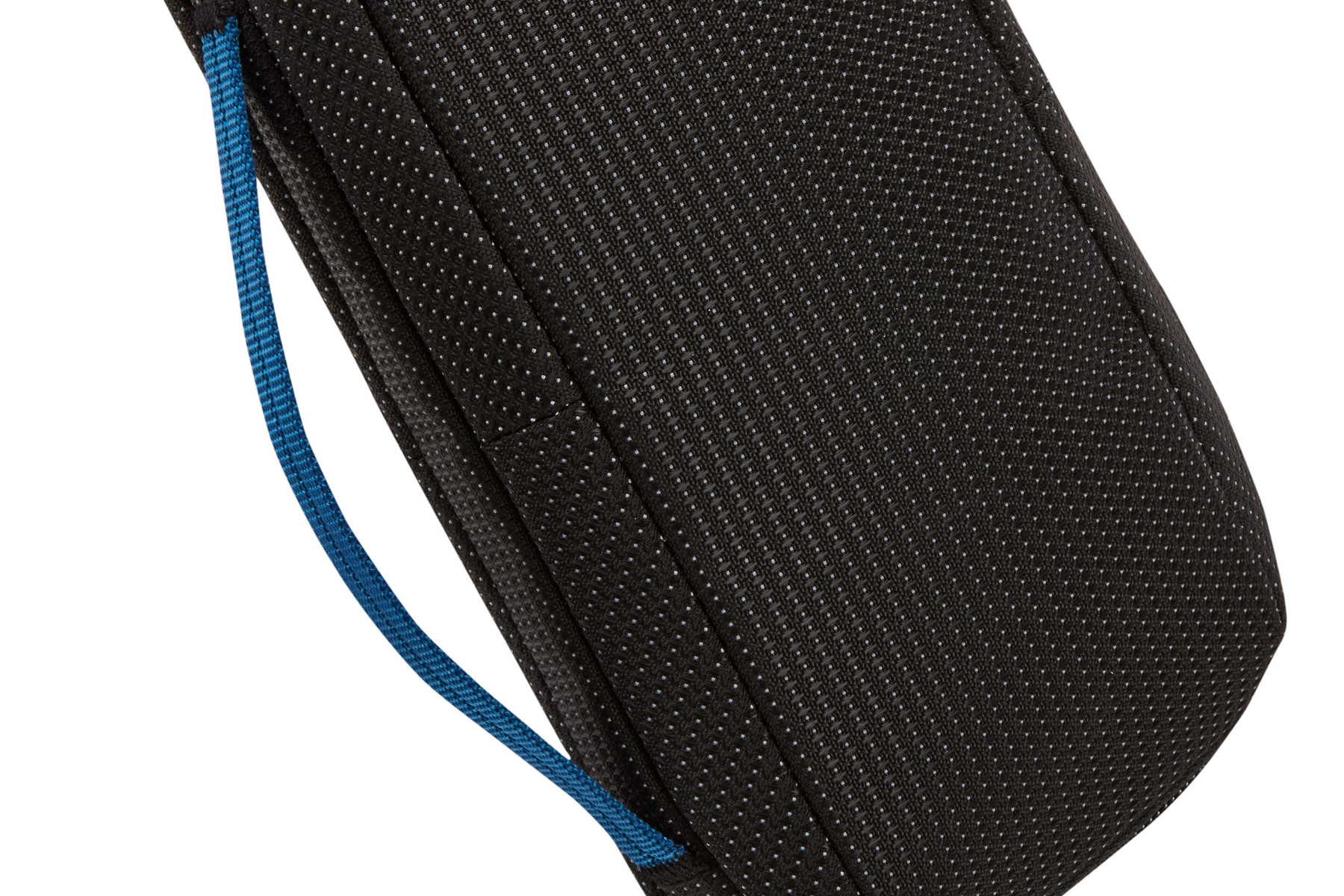 Nahaufnahme einer schwarzen, strukturierten Tasche mit blauem Riemen. Die Tasche hat ein gepunktetes Muster und der Riemen verläuft nach unten.