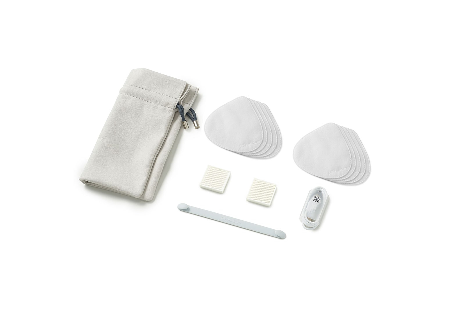Un kit de filtros blancos, una bolsa gris claro, dos bloques de filtro pequeños, una banda gris y un dispositivo blanco, todo sobre un fondo blanco.