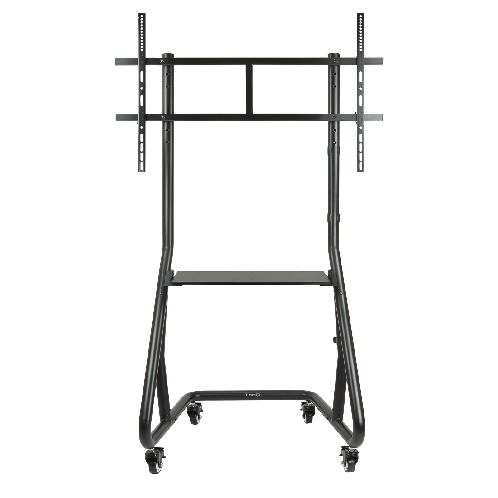 Un soporte de TV de metal negro sobre ruedas. Tiene un estante y soportes para un televisor. El fondo es blanco.