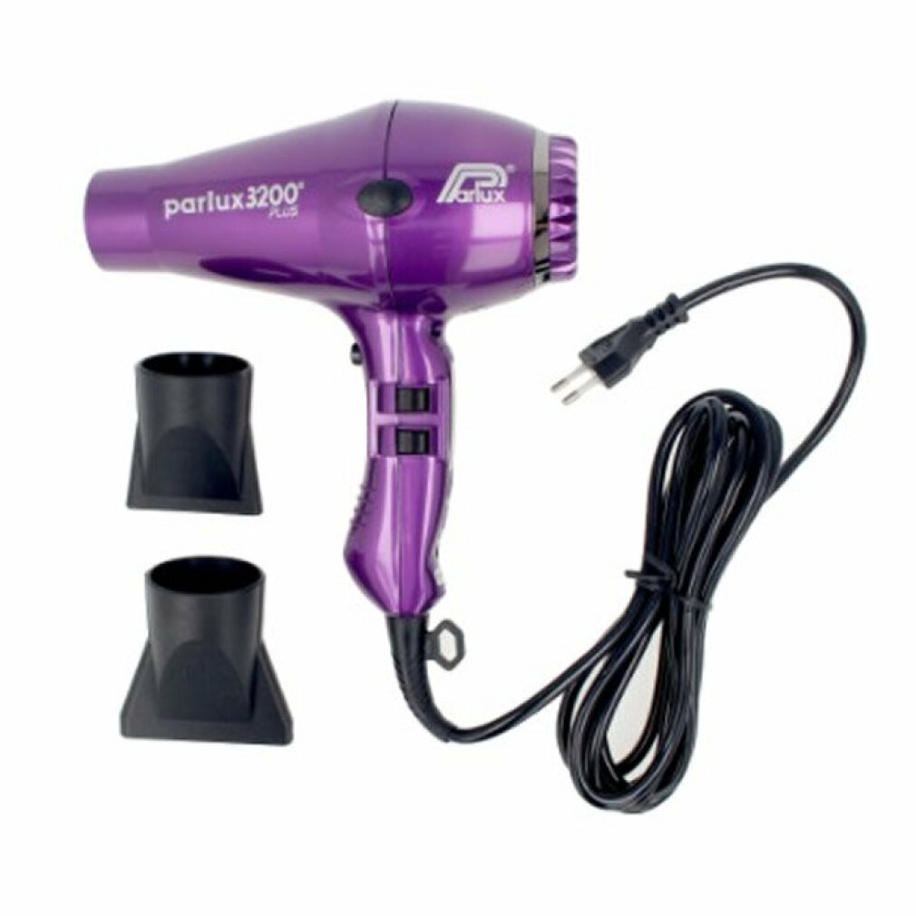 Secador de pelo morado Parlux 3200 Plus con dos boquillas negras, un cable negro y un enchufe. Fondo blanco.