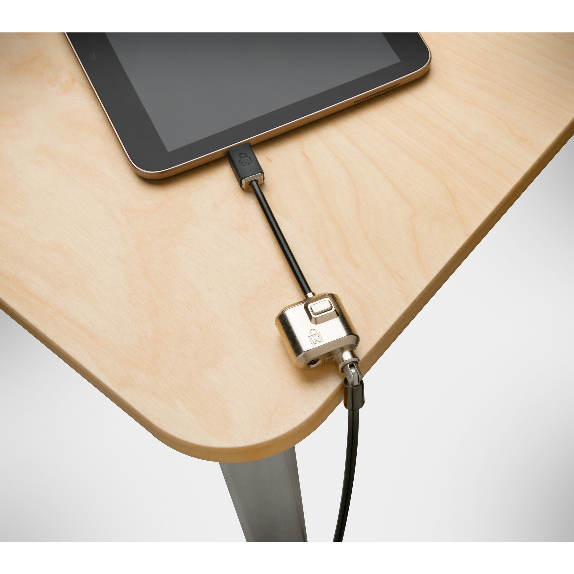 Tablet auf einem Holztisch mit schwarzem Kabel und silbernem Verriegelungsmechanismus gesichert.