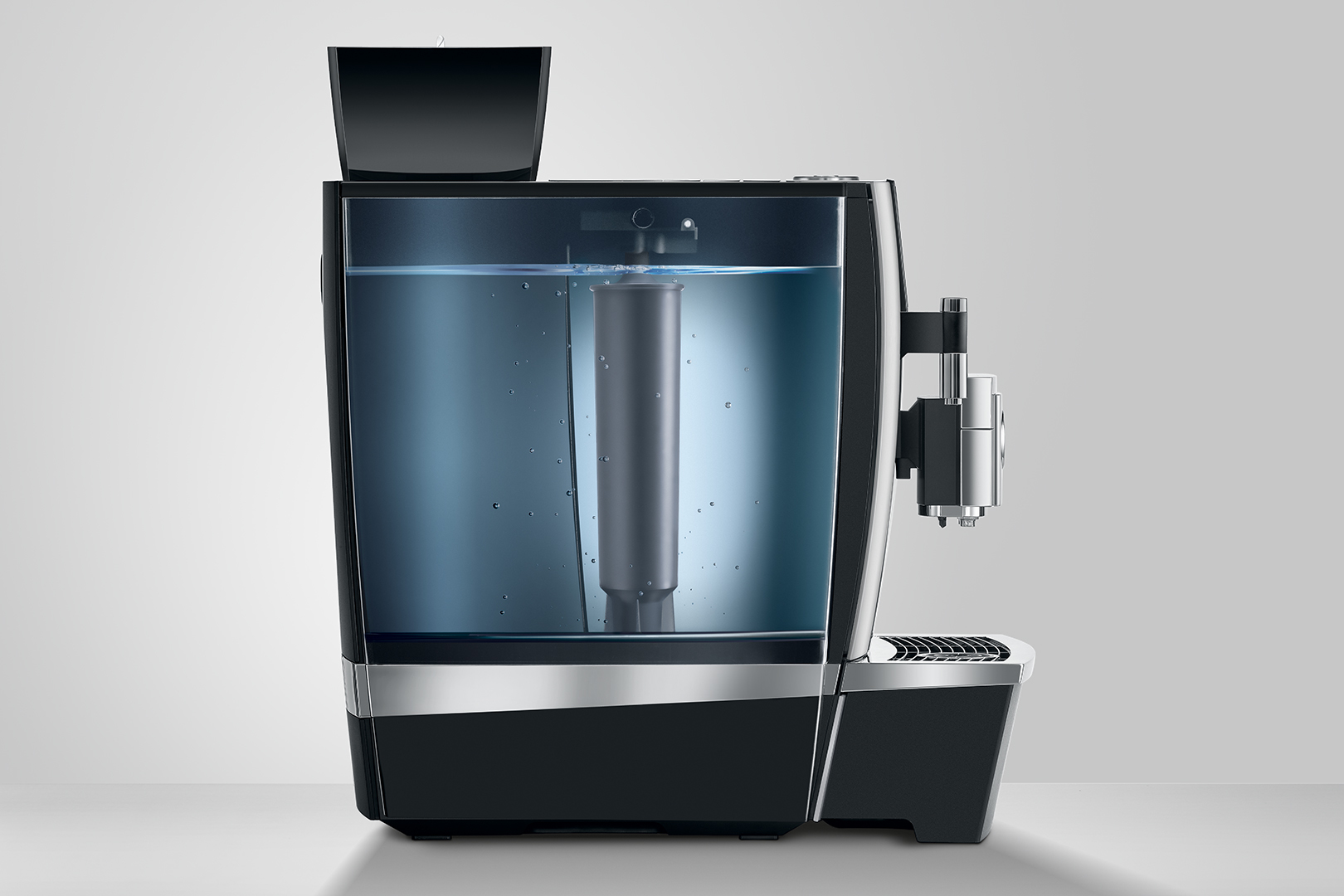 Una moderna macchina da caffè con serbatoio. Il serbatoio è pieno d'acqua e ha un filtro cilindrico. Design nero e argento.