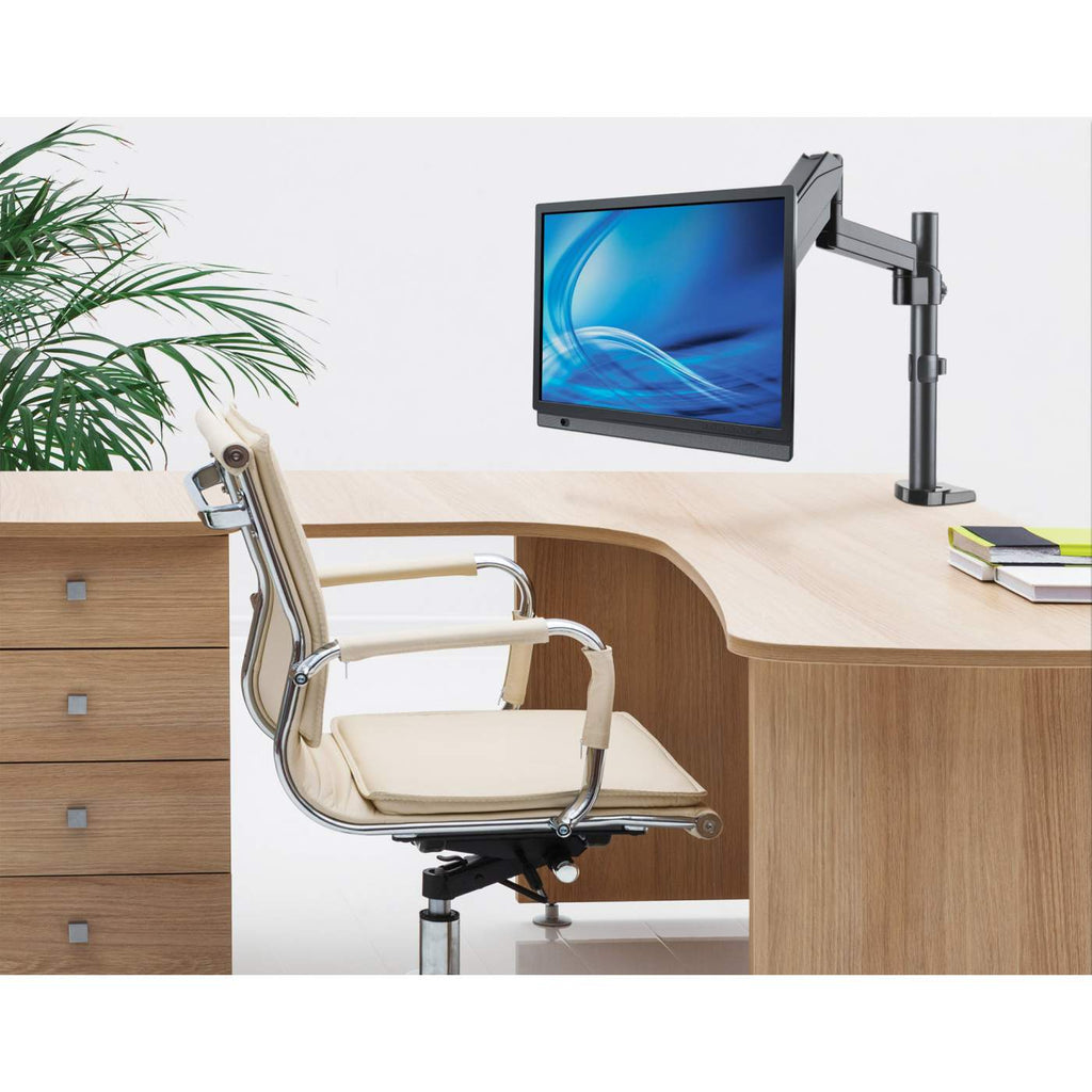 Büroszene. Monitor auf Ständer, Schreibtisch, Stuhl. Grüne Pflanze im Hintergrund. Helle Holztöne dominieren. Blauer Bildschirm.