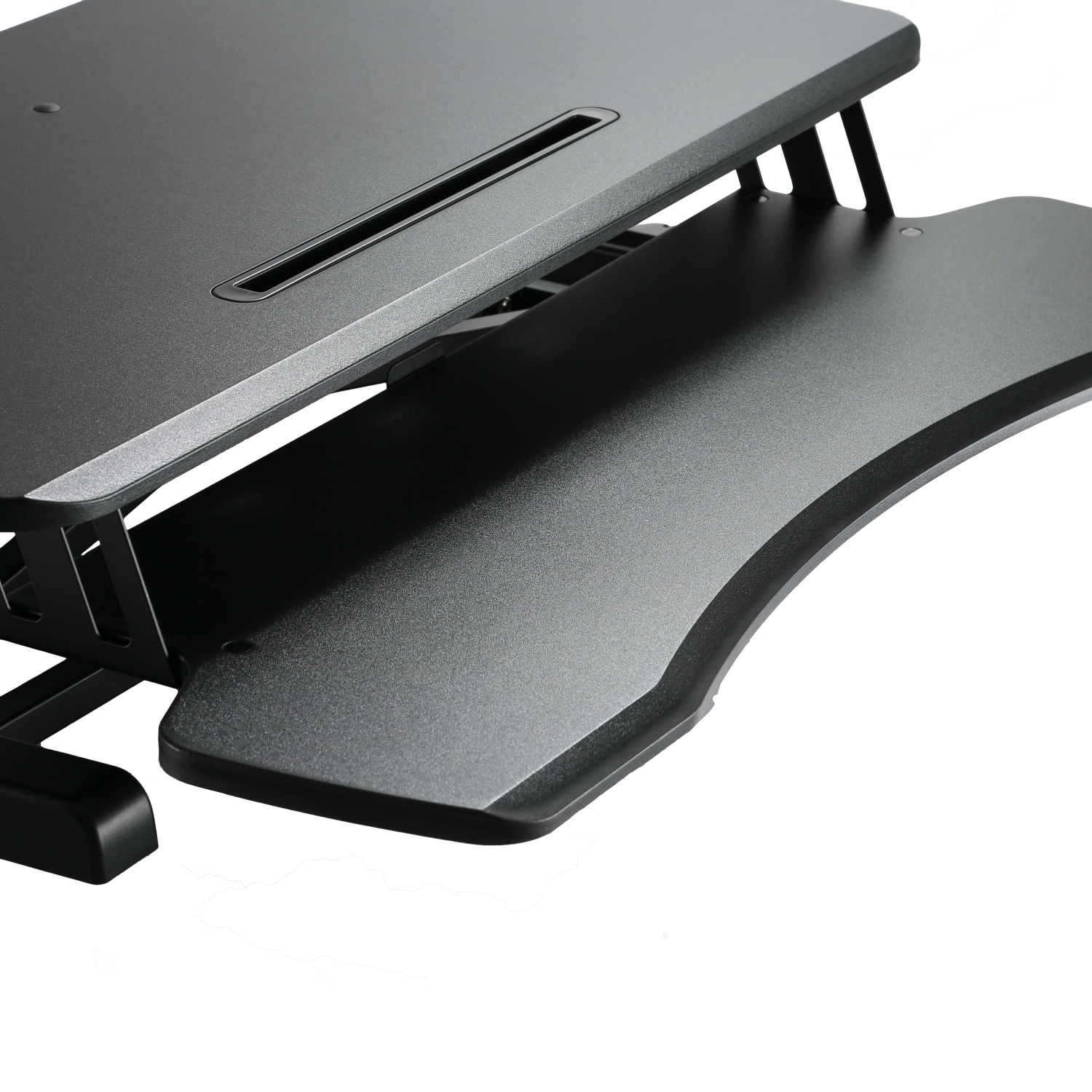 Primer plano de un escritorio negro ajustable con una bandeja para teclado. El escritorio está sobre un fondo blanco. El escritorio es de metal.