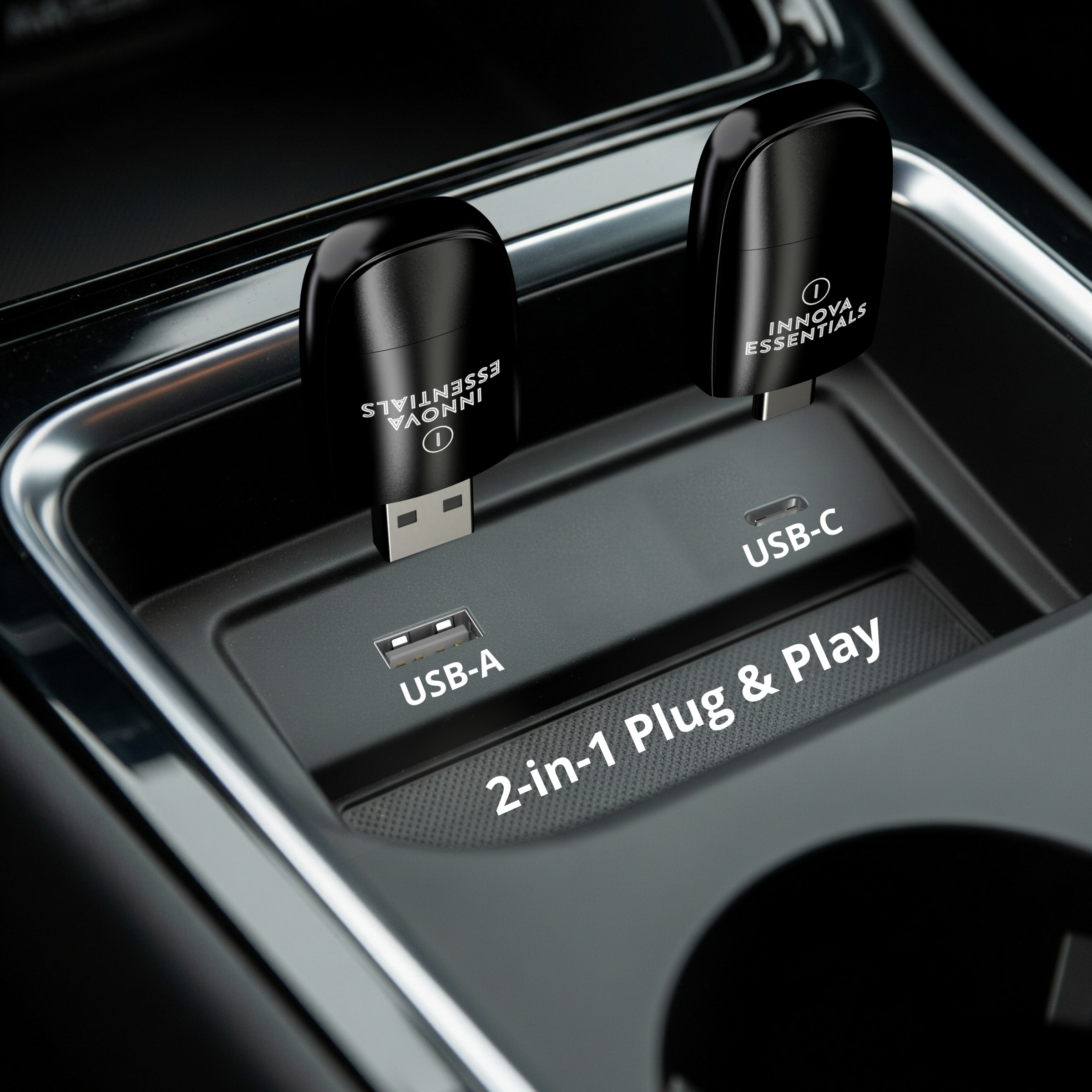 Zwei schwarze USB-Ladegeräte mit der Aufschrift INNOVA ESSENTIALS sind an einer Autokonsole angeschlossen, mit USB-A- und USB-C-Anschlüssen.