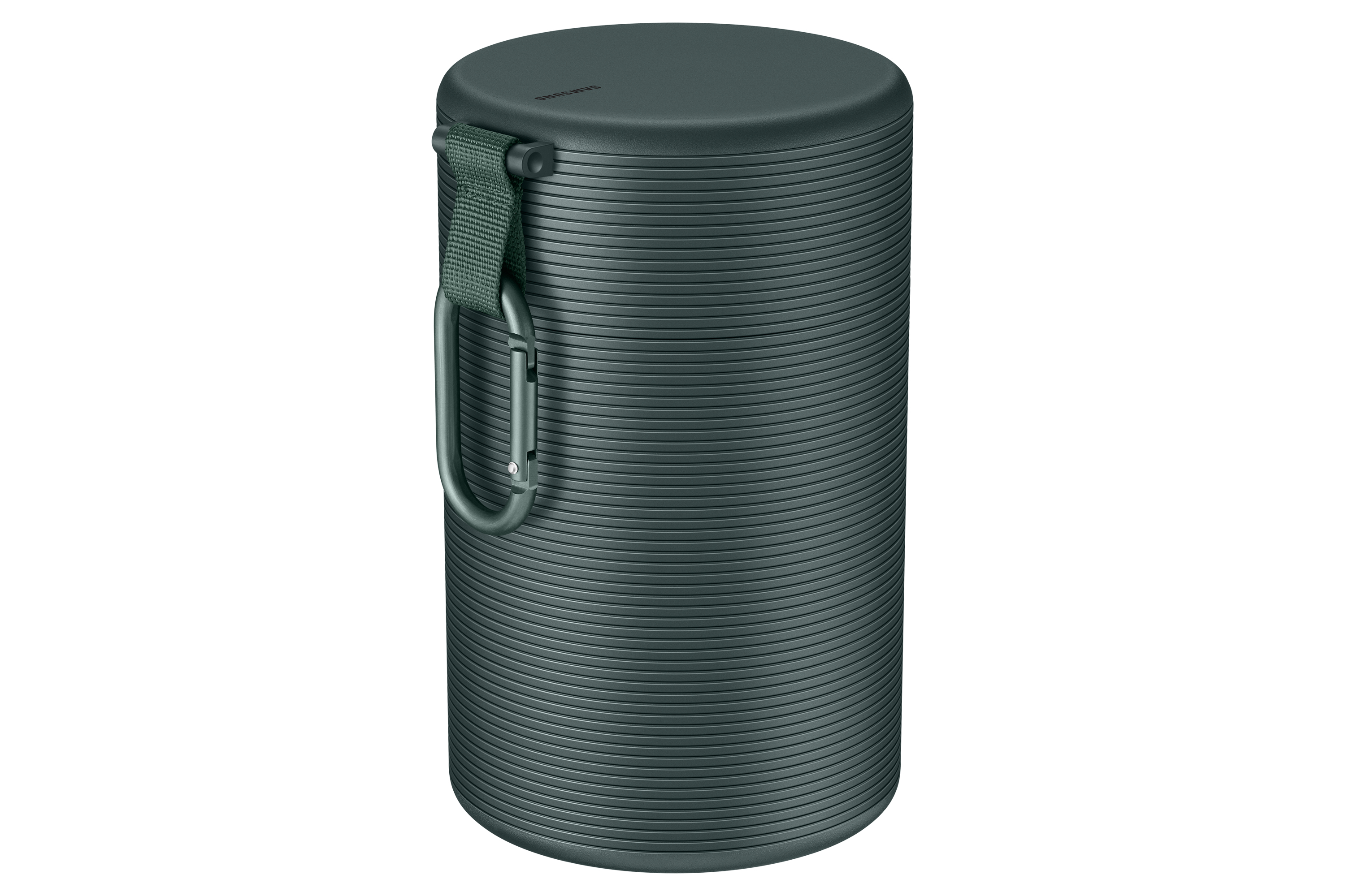 Un altavoz cilíndrico verde oscuro con una correa y un mosquetón. Tiene una textura acanalada. El fondo es blanco.